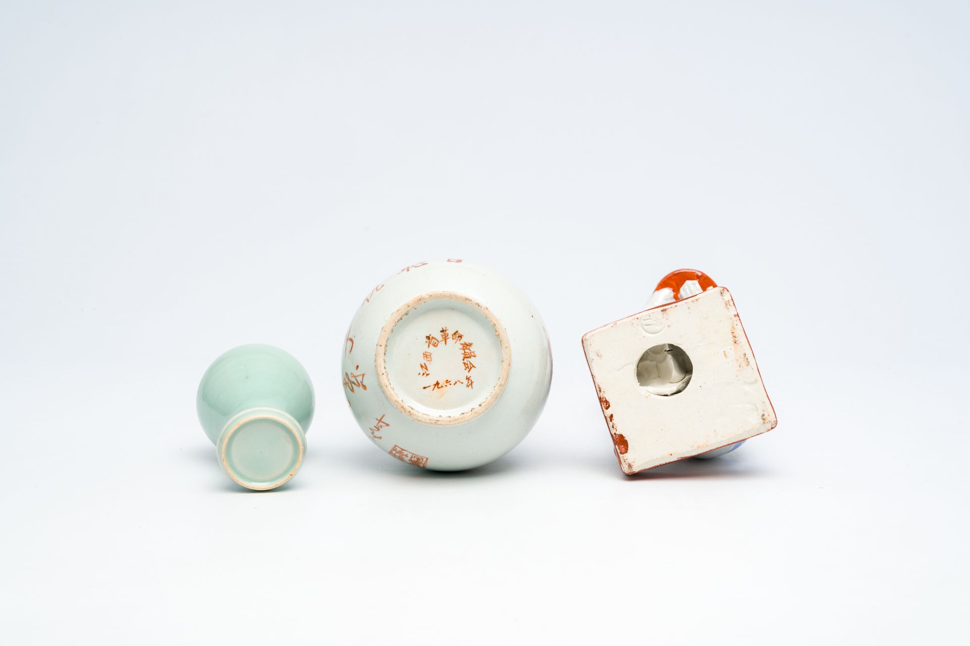 A Chinese monochrome celadon-glazed 'meiping' vase, a double gourd-shaped 'Mao' vase and a figure of - Bild 14 aus 16