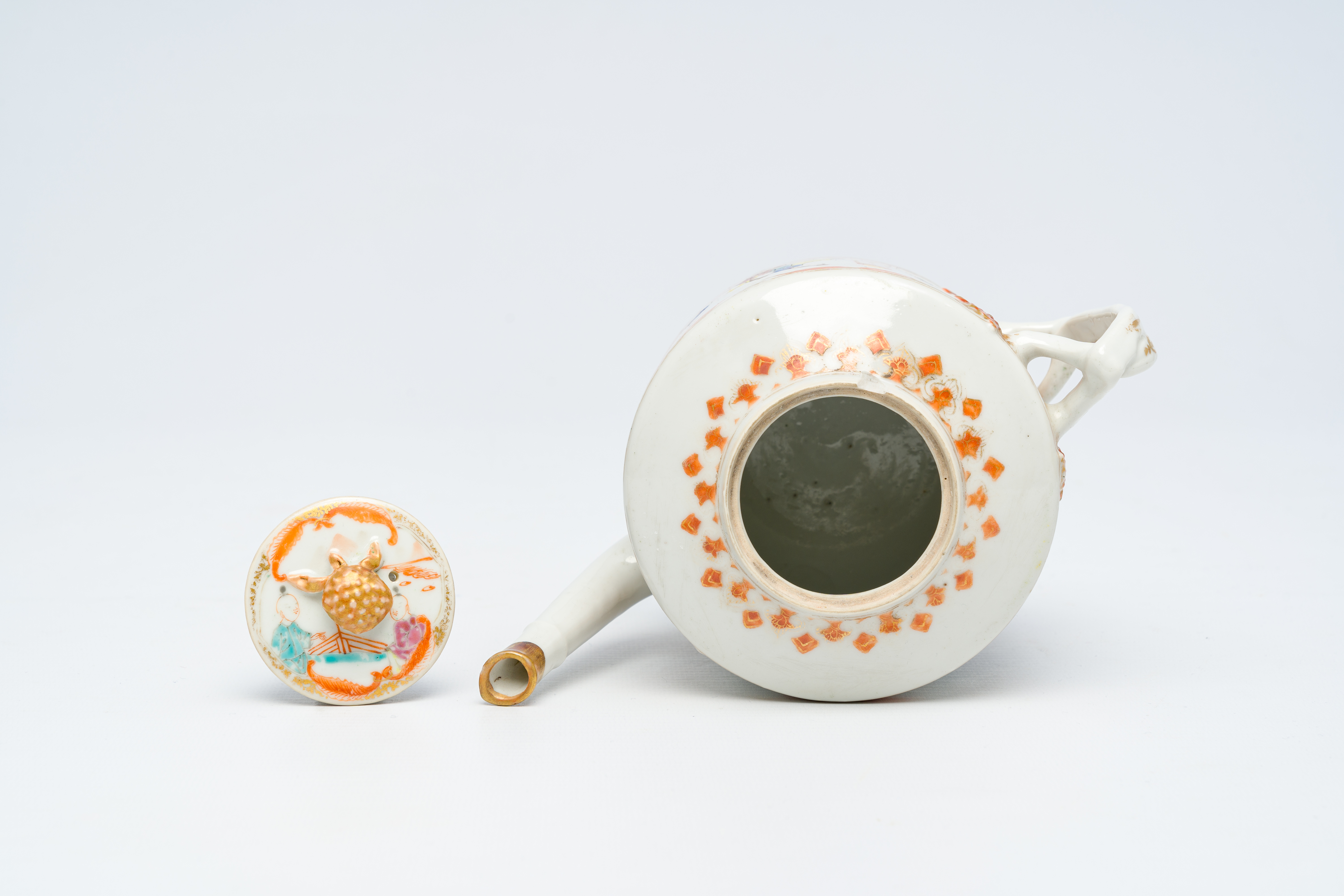 A Chinese famille rose 'mandarin subject' teapot and cover, Qianlong/Jiaqing - Image 6 of 7