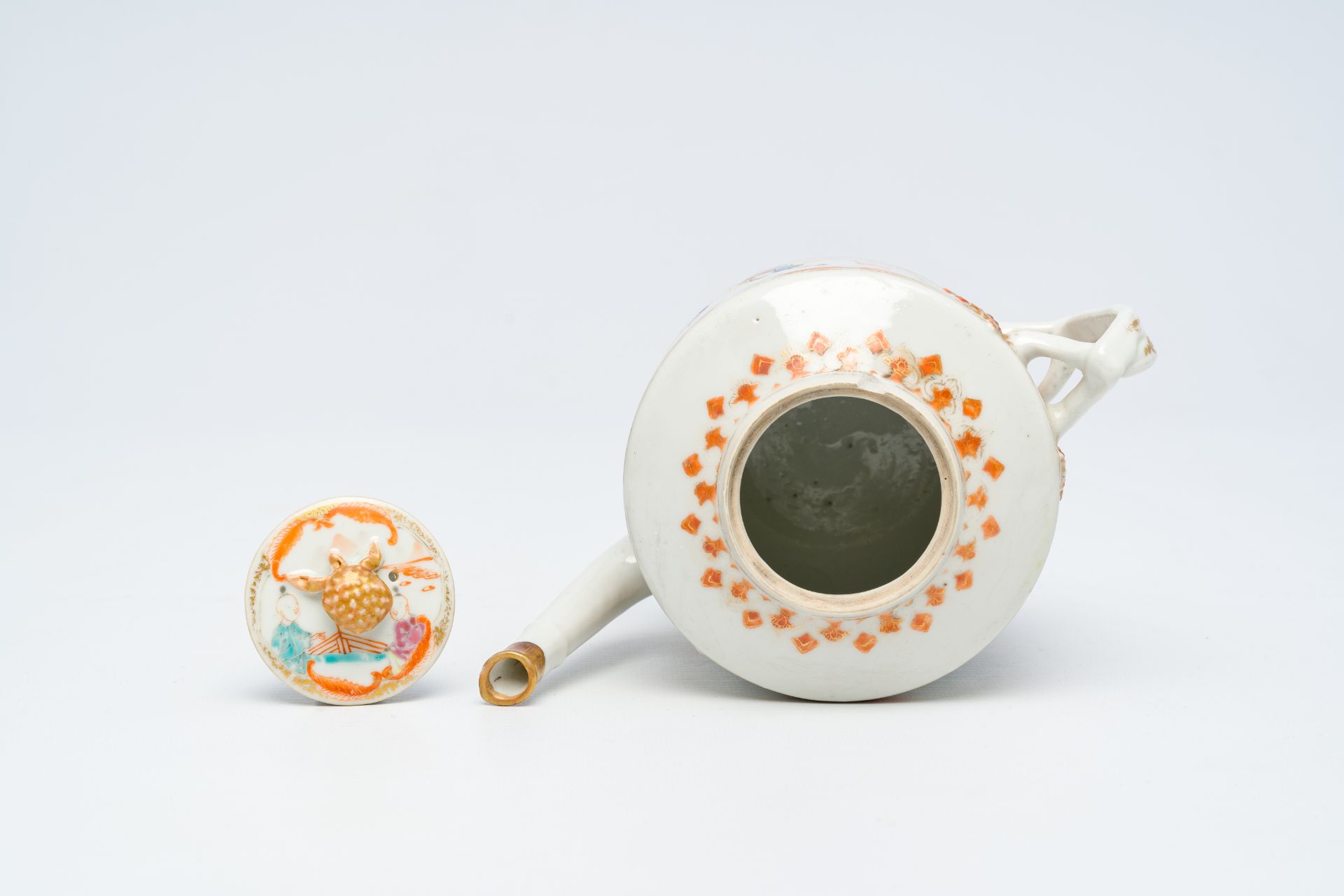 A Chinese famille rose 'mandarin subject' teapot and cover, Qianlong/Jiaqing - Bild 6 aus 7