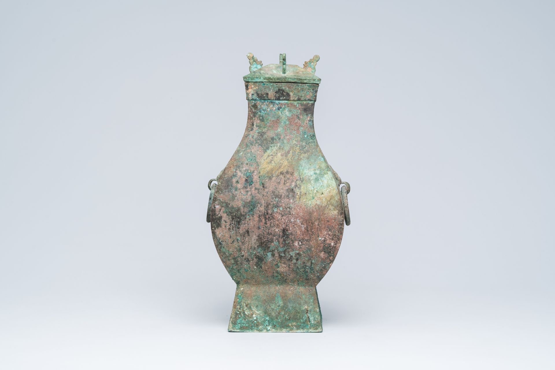 A Chinese bronze 'Fang' vase and cover, Han - Bild 2 aus 9