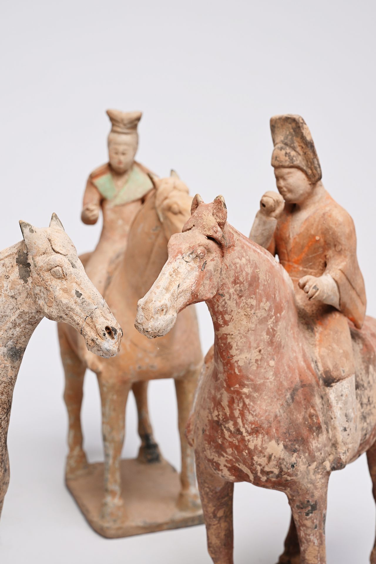 Four Chinese polychrome painted pottery equestrian figures, Tang - Bild 8 aus 22