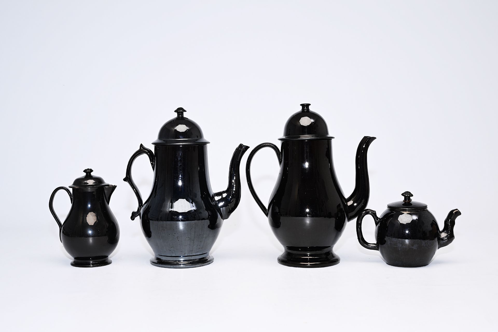A varied collection black glazed Namur earthenware, 18th/19th C. - Bild 3 aus 13