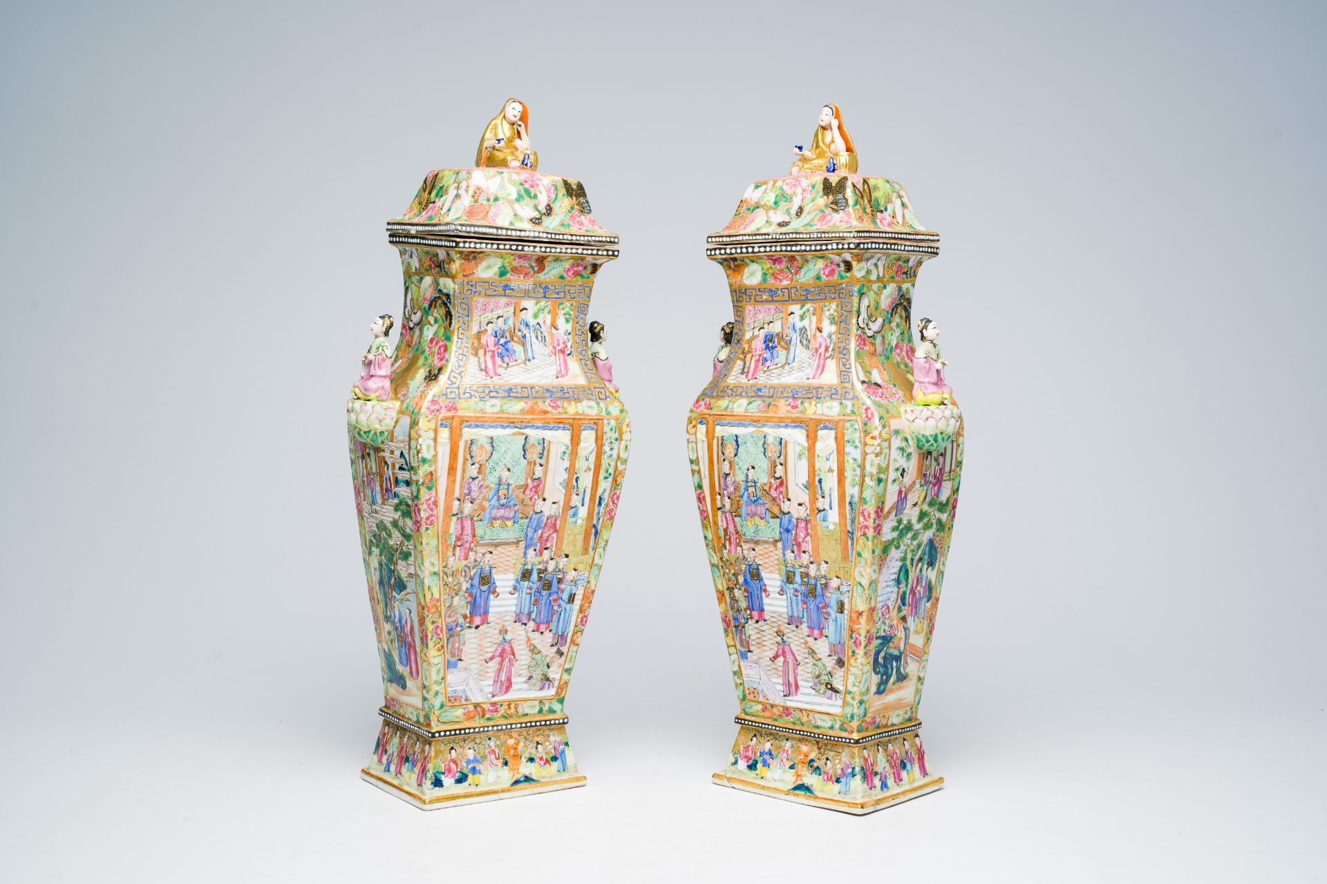 A pair of fine quadrangular Chinese Canton famille rose vases and covers with palace scenes and figu - Bild 11 aus 48