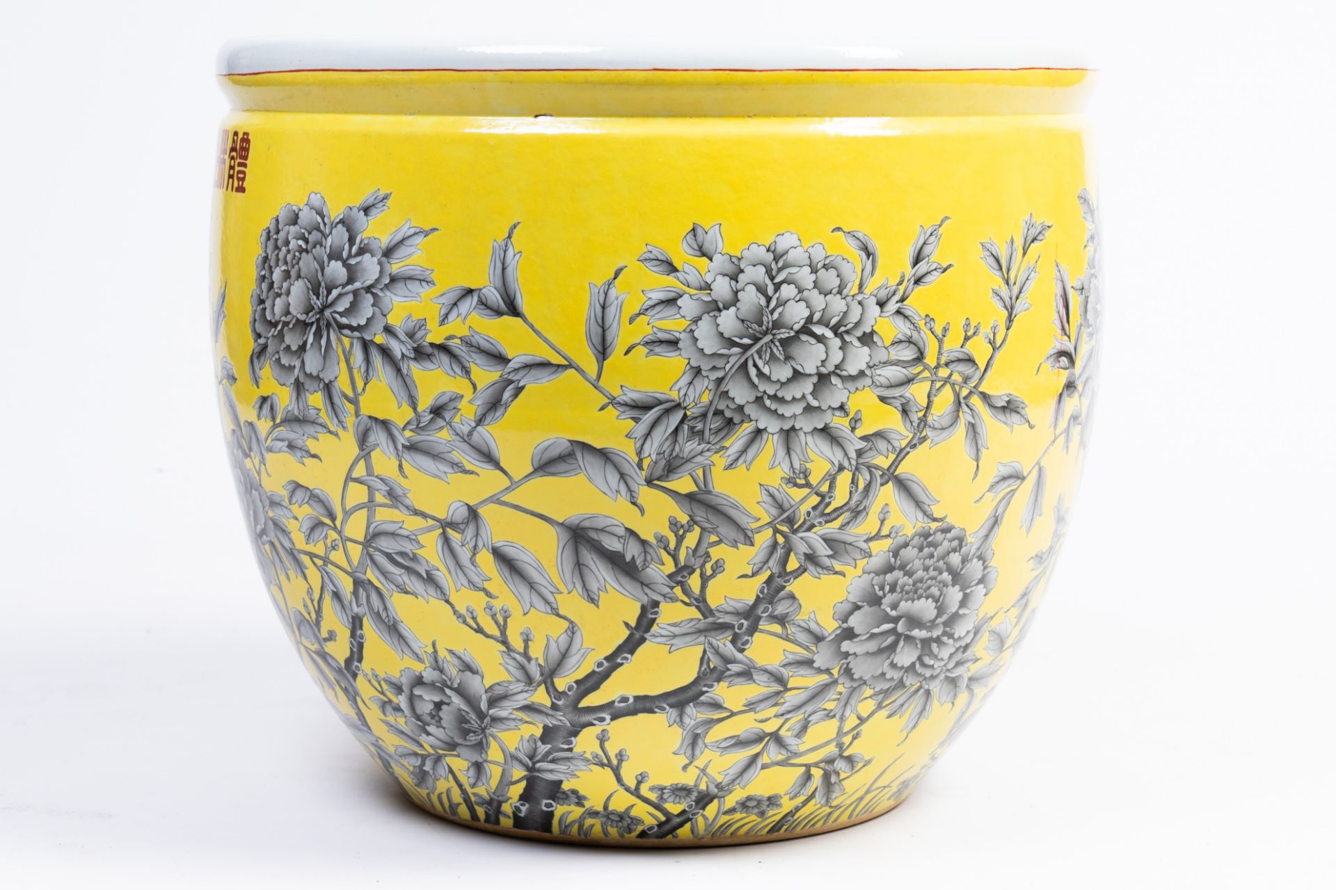 A large Chinese Dayazhai style jardiniere with floral design on a yellow ground, 19th/20th C. - Image 10 of 14