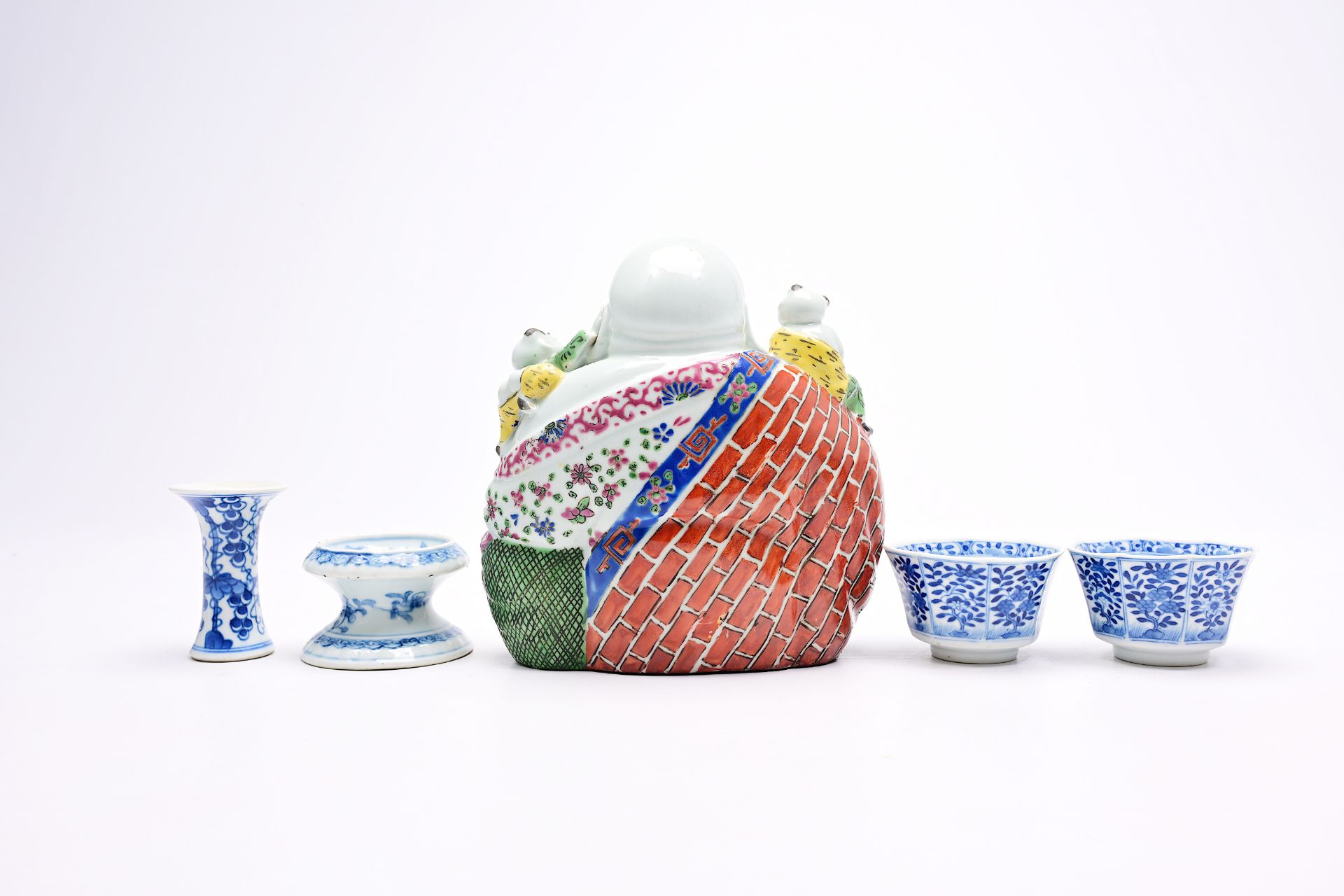 A varied collection of Chinese blue, white, famille rose and Imari style porcelain, 18th C. and late - Image 8 of 14