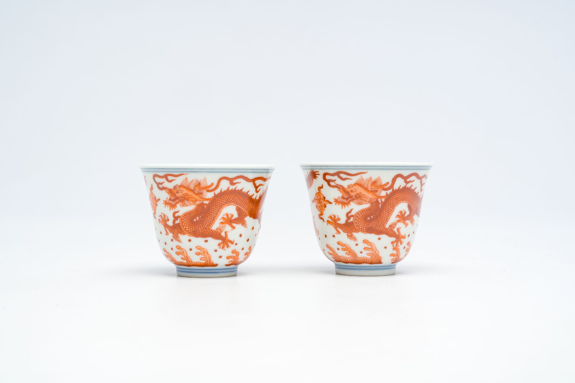 A pair of Chinese blue, white and iron-red 'dragons chasing the pearl' cups, Guangxu mark, 19th/20th - Bild 9 aus 14