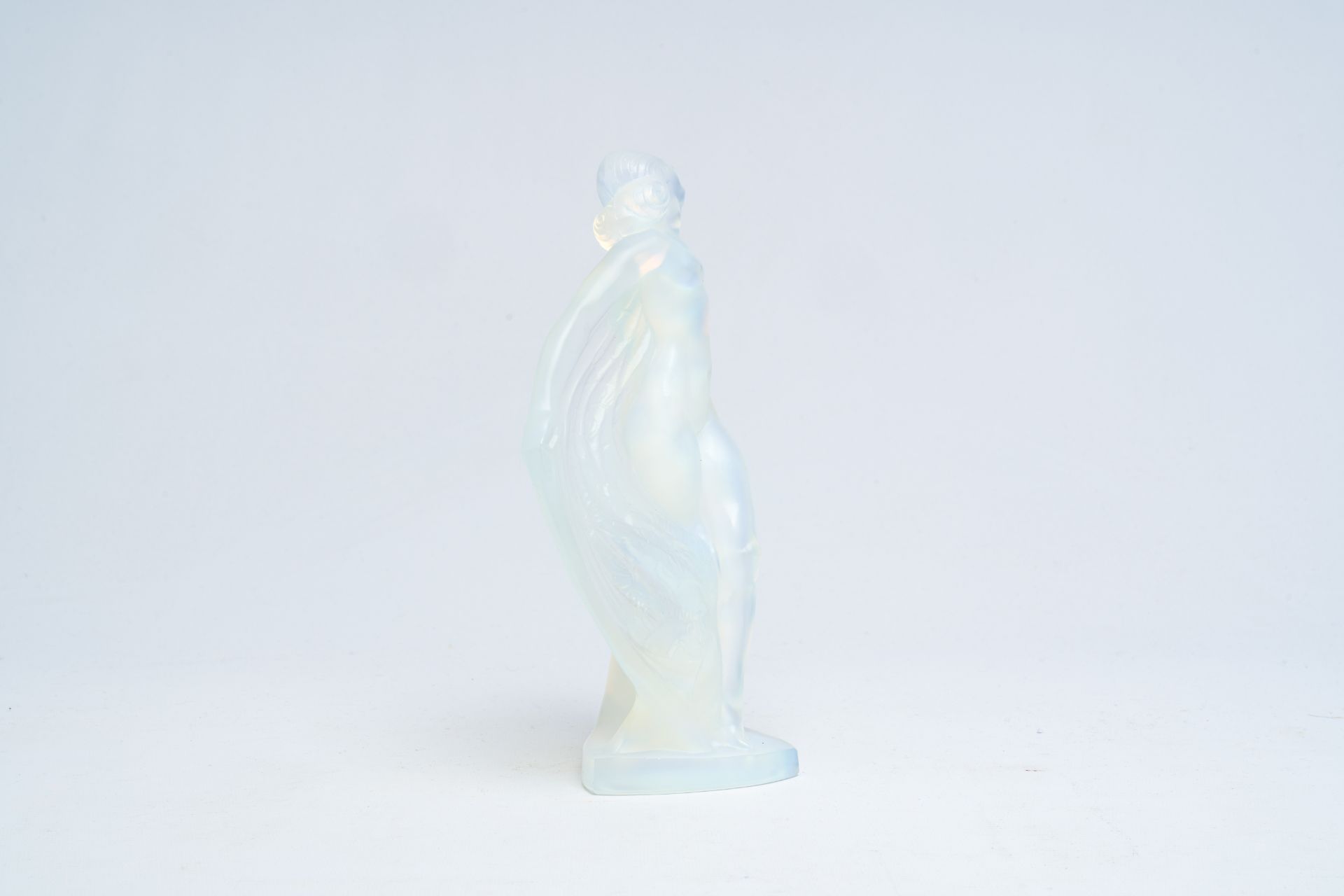 A French Sabino opalescent glass figurine of Isadora Duncan, 20th C. - Image 11 of 13