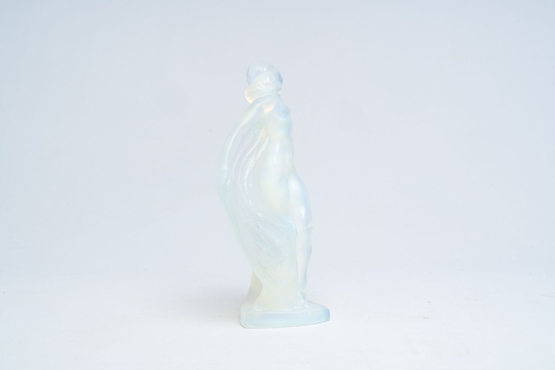 A French Sabino opalescent glass figurine of Isadora Duncan, 20th C. - Bild 11 aus 13