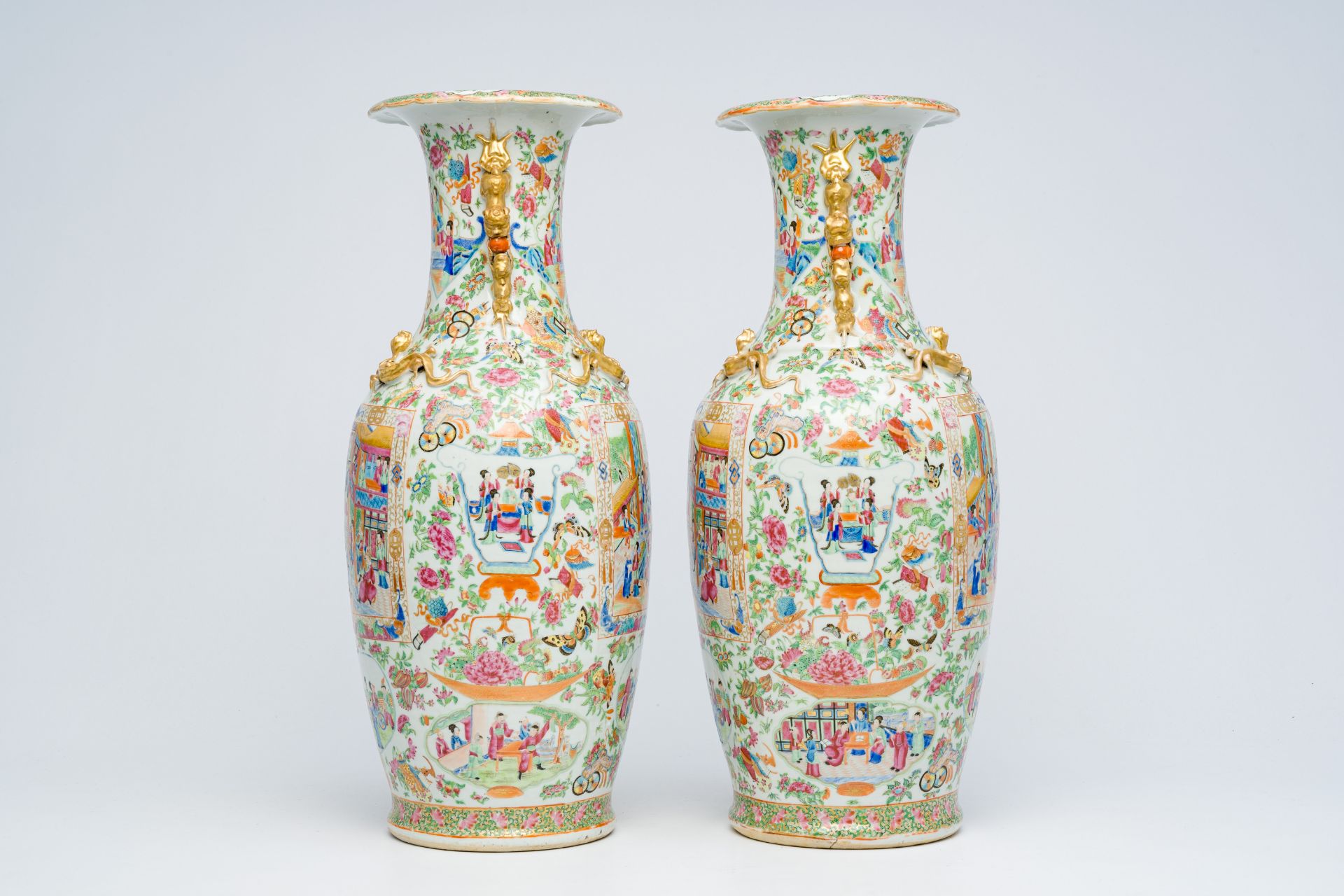 A pair of Chinese Canton famille rose vases with animated scenes, auspicious symbols and butterflies - Bild 4 aus 6