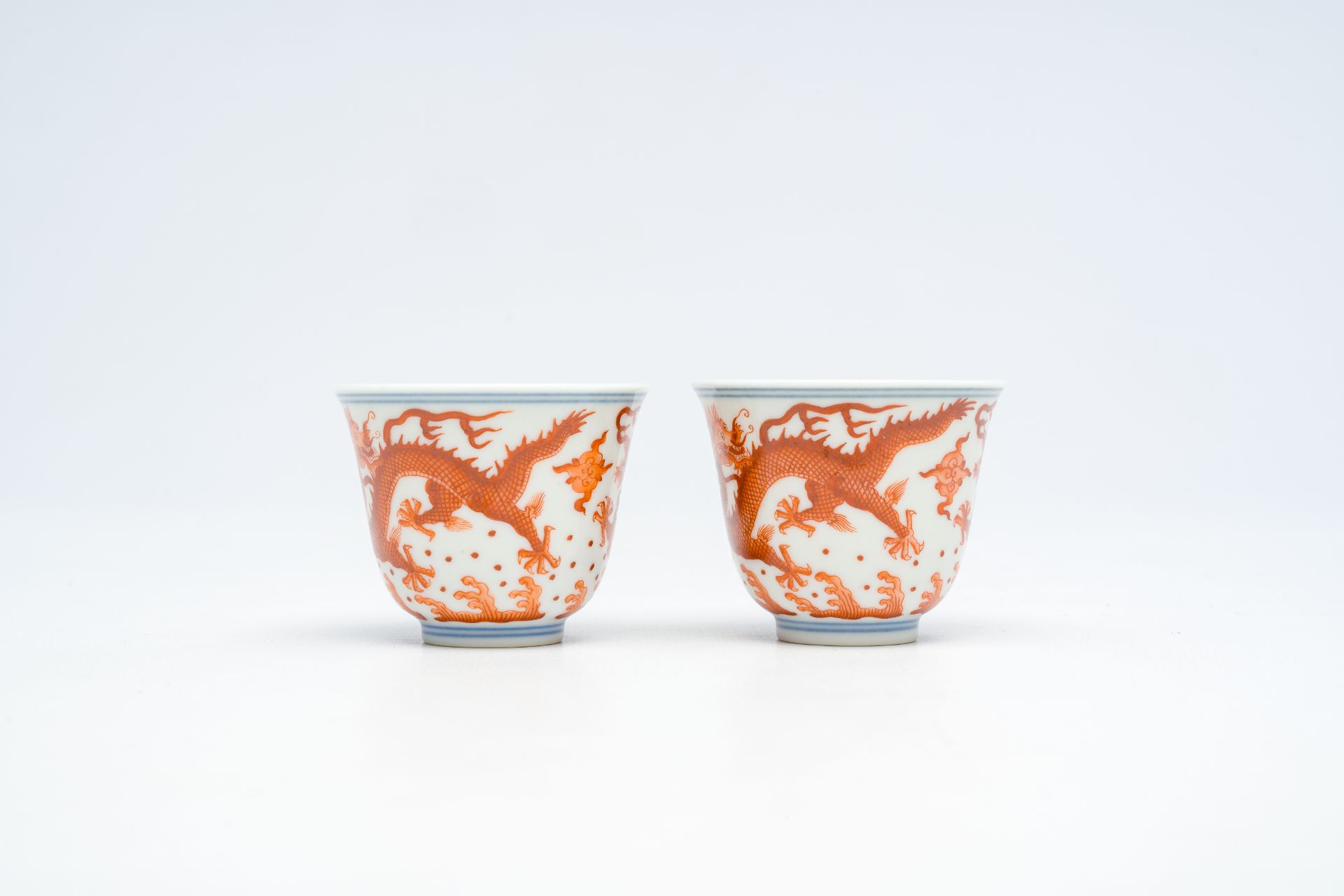 A pair of Chinese blue, white and iron-red 'dragons chasing the pearl' cups, Guangxu mark, 19th/20th - Bild 5 aus 14