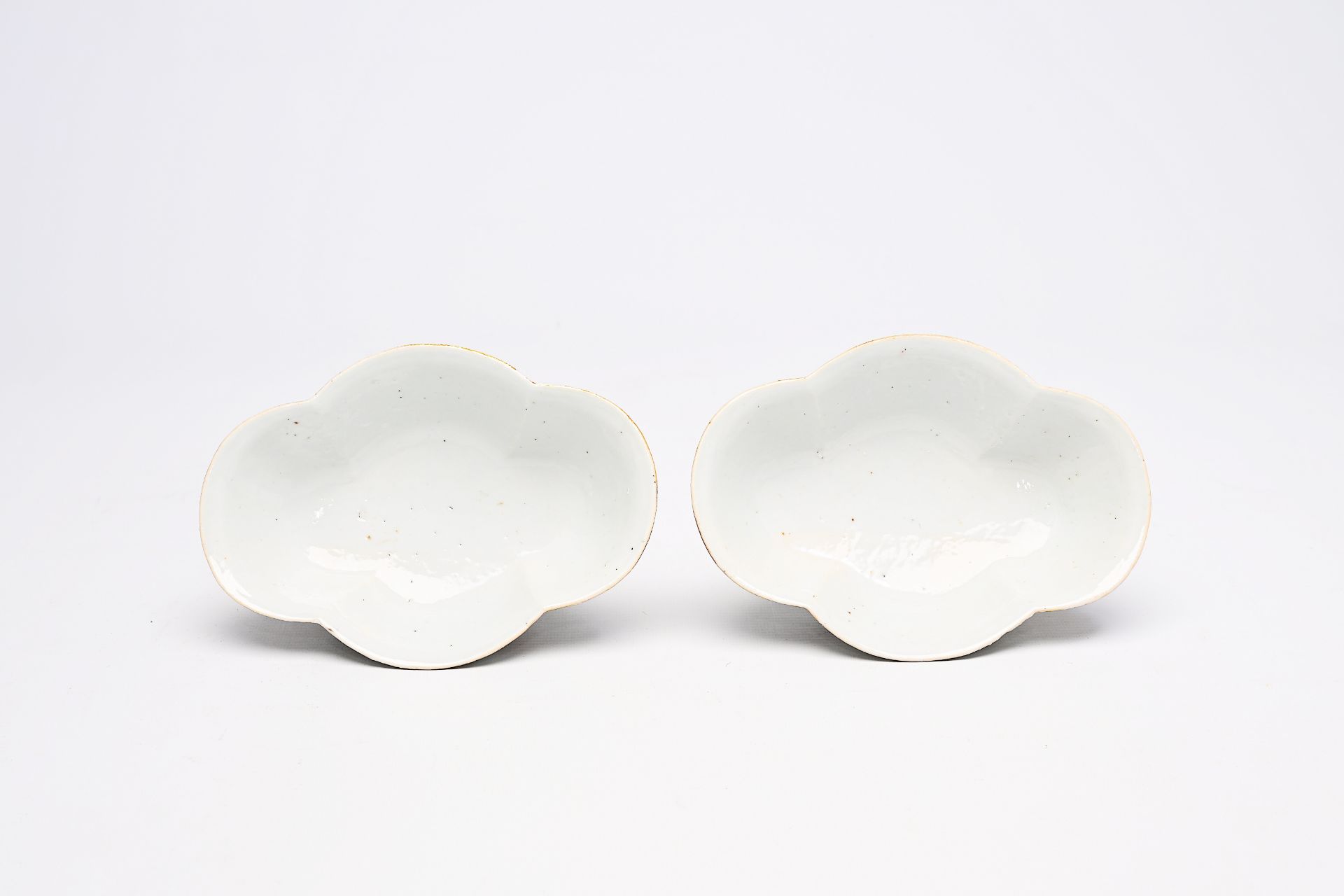 A pair of Chinese lobed famille rose bowls with floral design, 19th C. - Bild 22 aus 24
