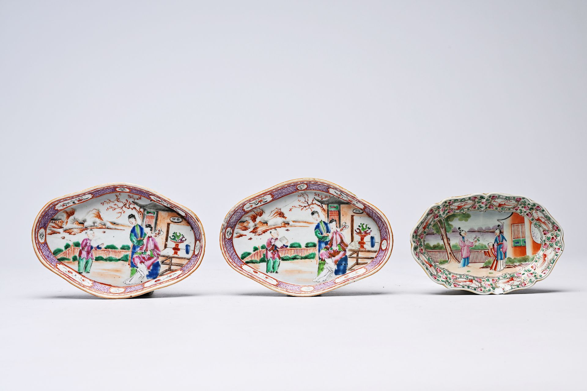 Three Chinese famille rose 'mandarin subject' spoon trays, 18th/19th C. - Bild 2 aus 4