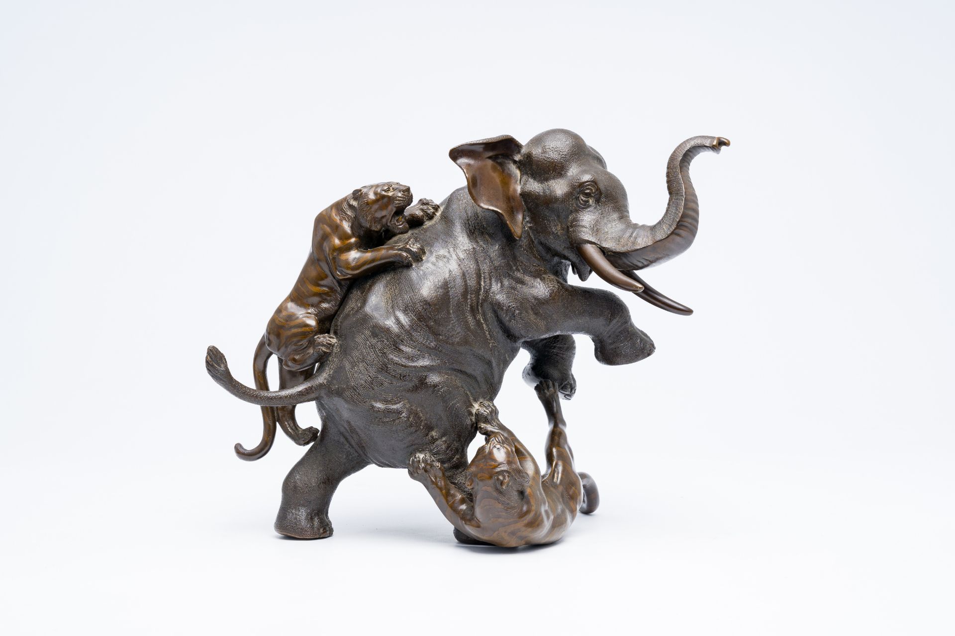 A Japanese bronze okimono of an elephant fighting two tigers, Meiji/Showa, 20th C. - Bild 2 aus 15