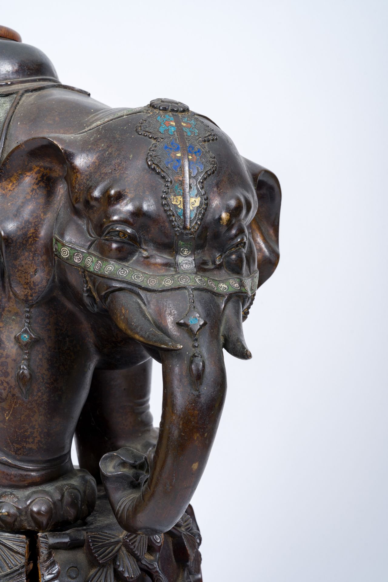 A large Japanese bronze and champleve enamel elephant on a carved wood base, Meiji, 19th C. - Bild 8 aus 11