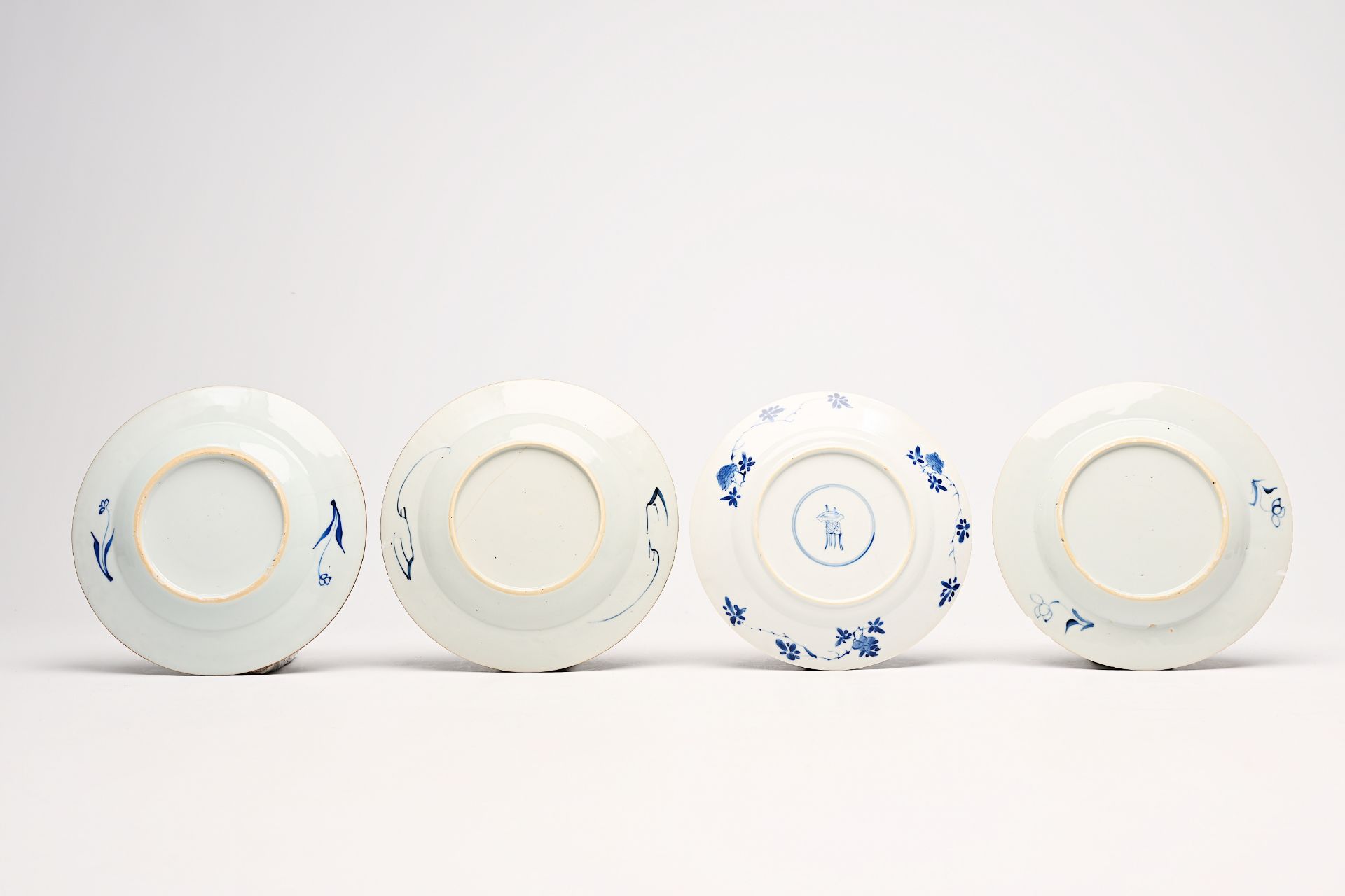 A varied collection of Chinese blue, white and gilt porcelain, Ming/Qianlong - Bild 5 aus 5