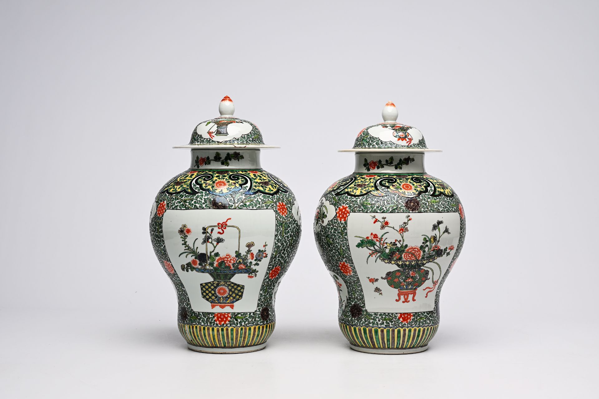 A pair of Chinese famille verte vases and covers with flower baskets and floral design, 19th C. - Image 6 of 16