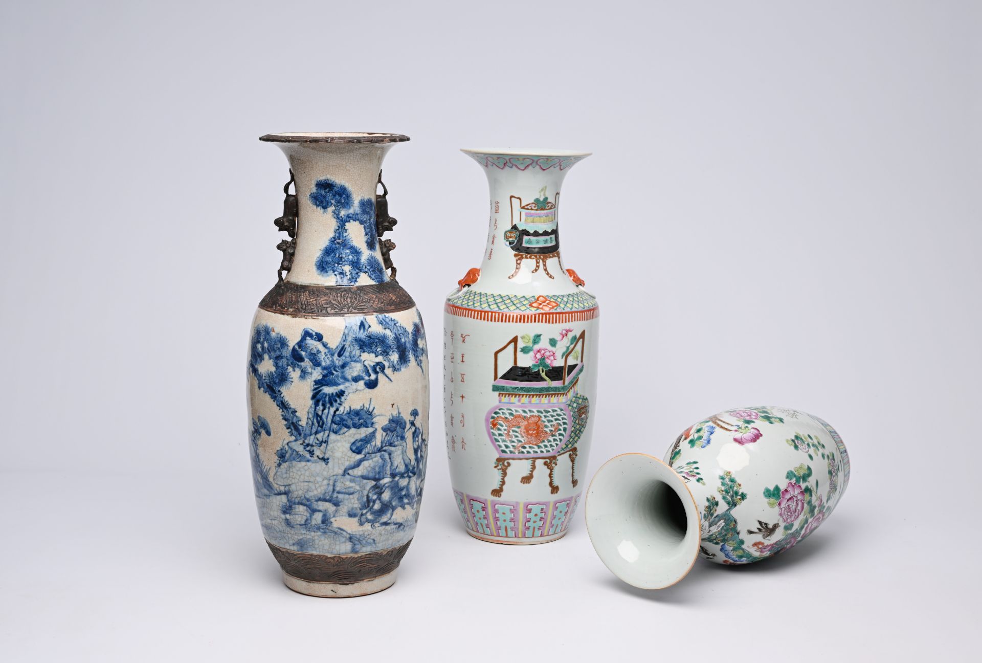 Two various Chinese famille rose vases and a Nanking crackle glazed blue and white vase with cranes - Bild 3 aus 11