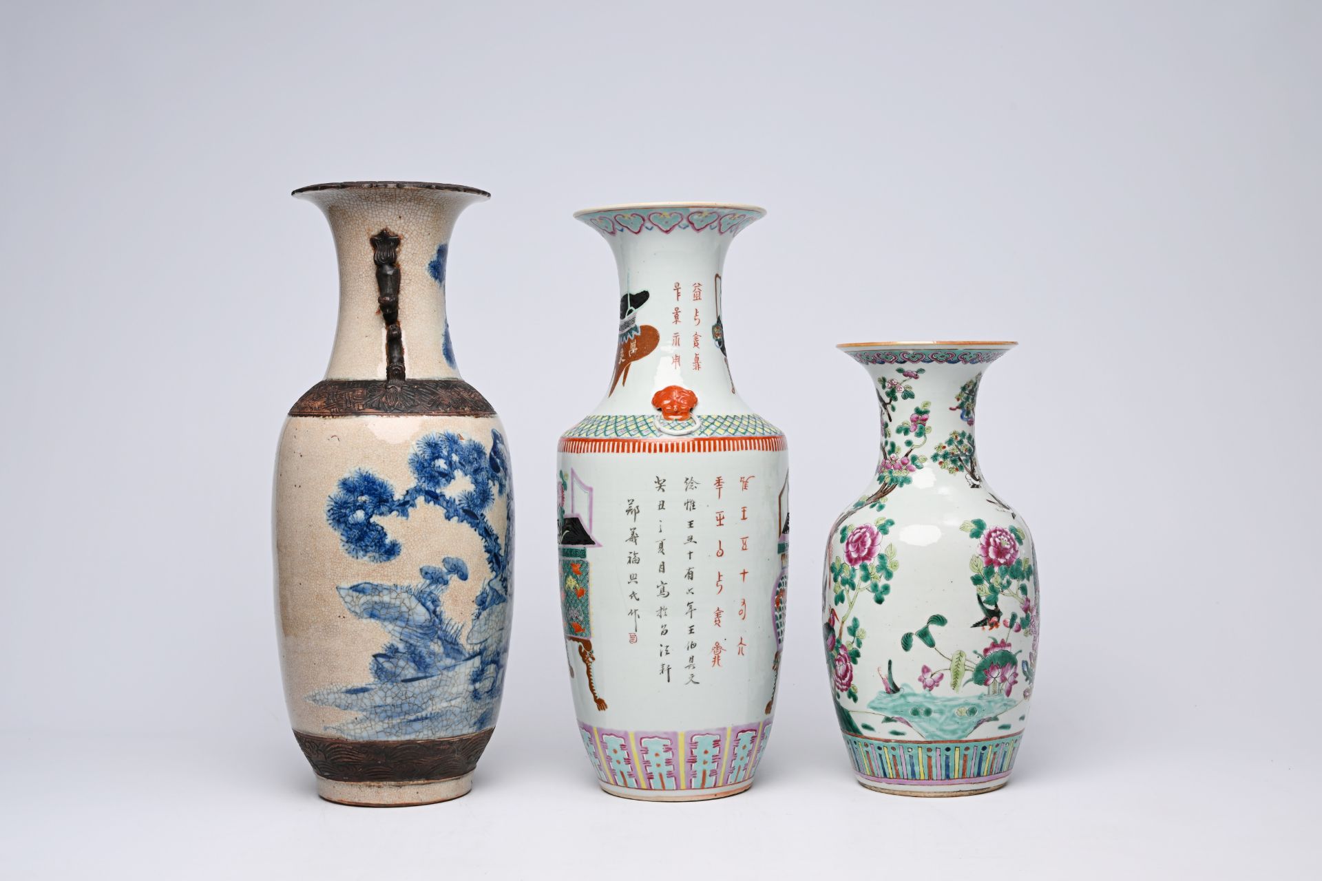 Two various Chinese famille rose vases and a Nanking crackle glazed blue and white vase with cranes - Bild 6 aus 11