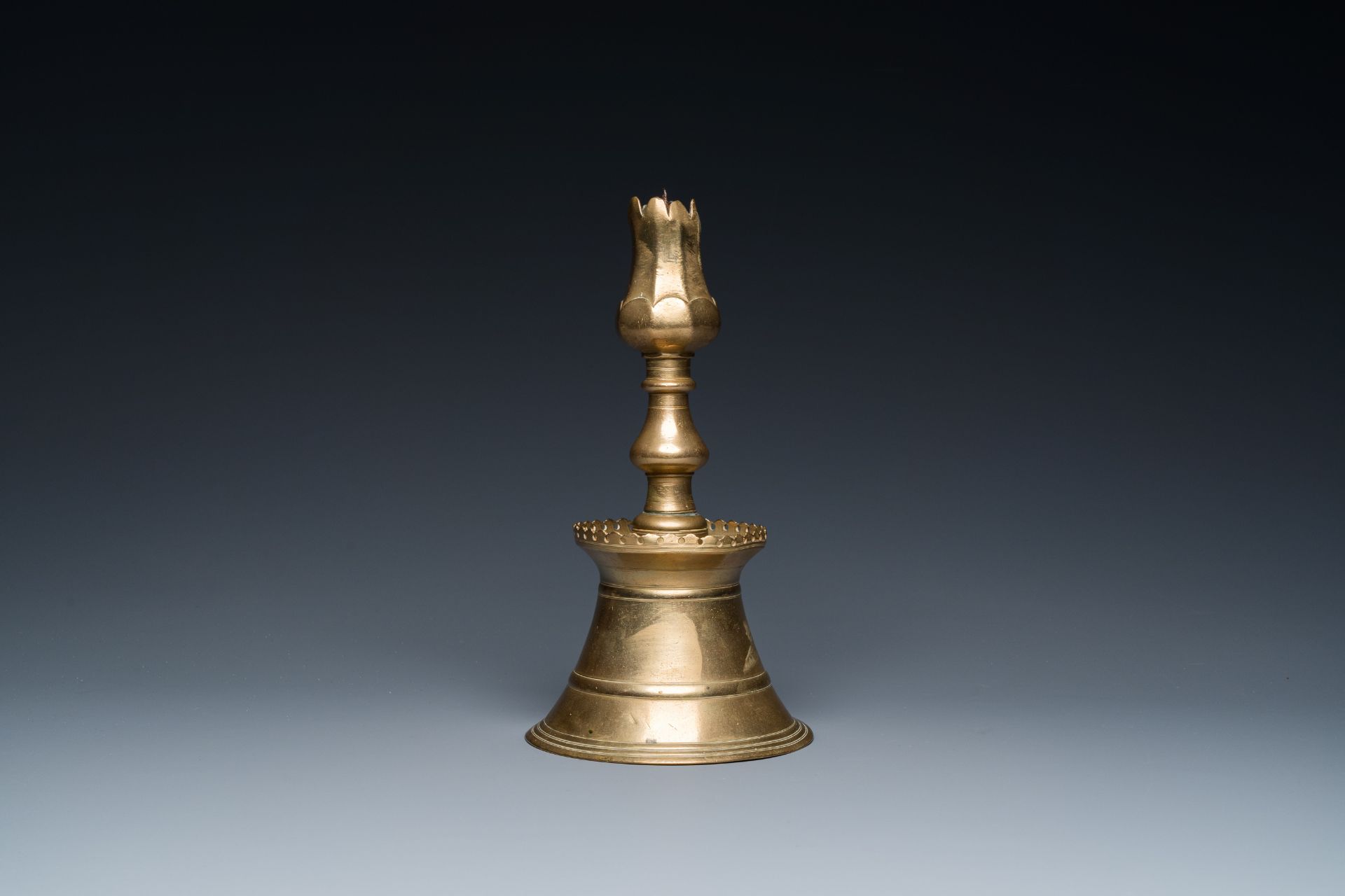 A Turkish bronze candlestick with tulip-shaped sconce, 18th C. - Bild 2 aus 7