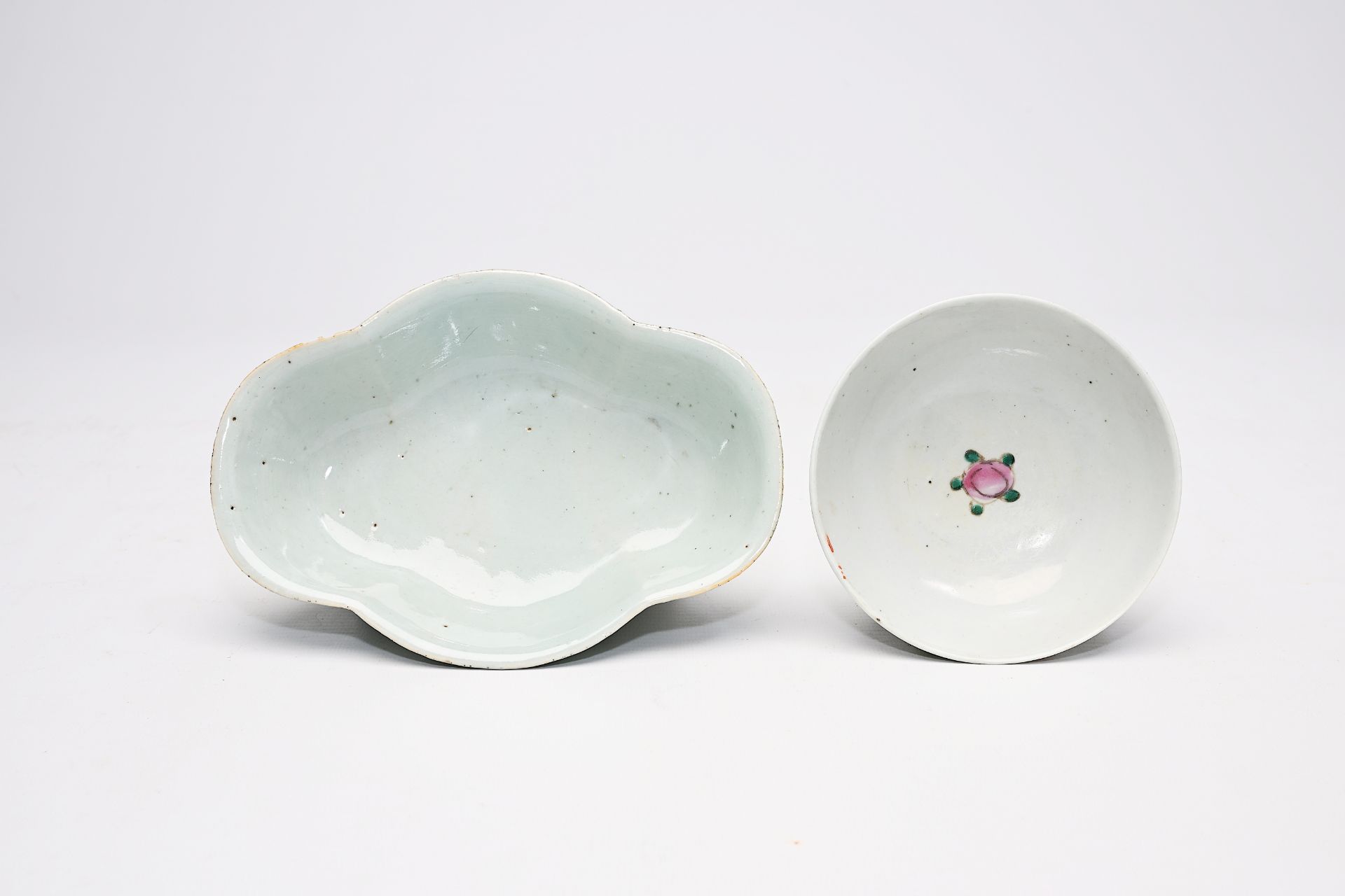 A varied collection of Chinese famille rose and qianjiang cai porcelain, 19th/20th C. - Bild 40 aus 58