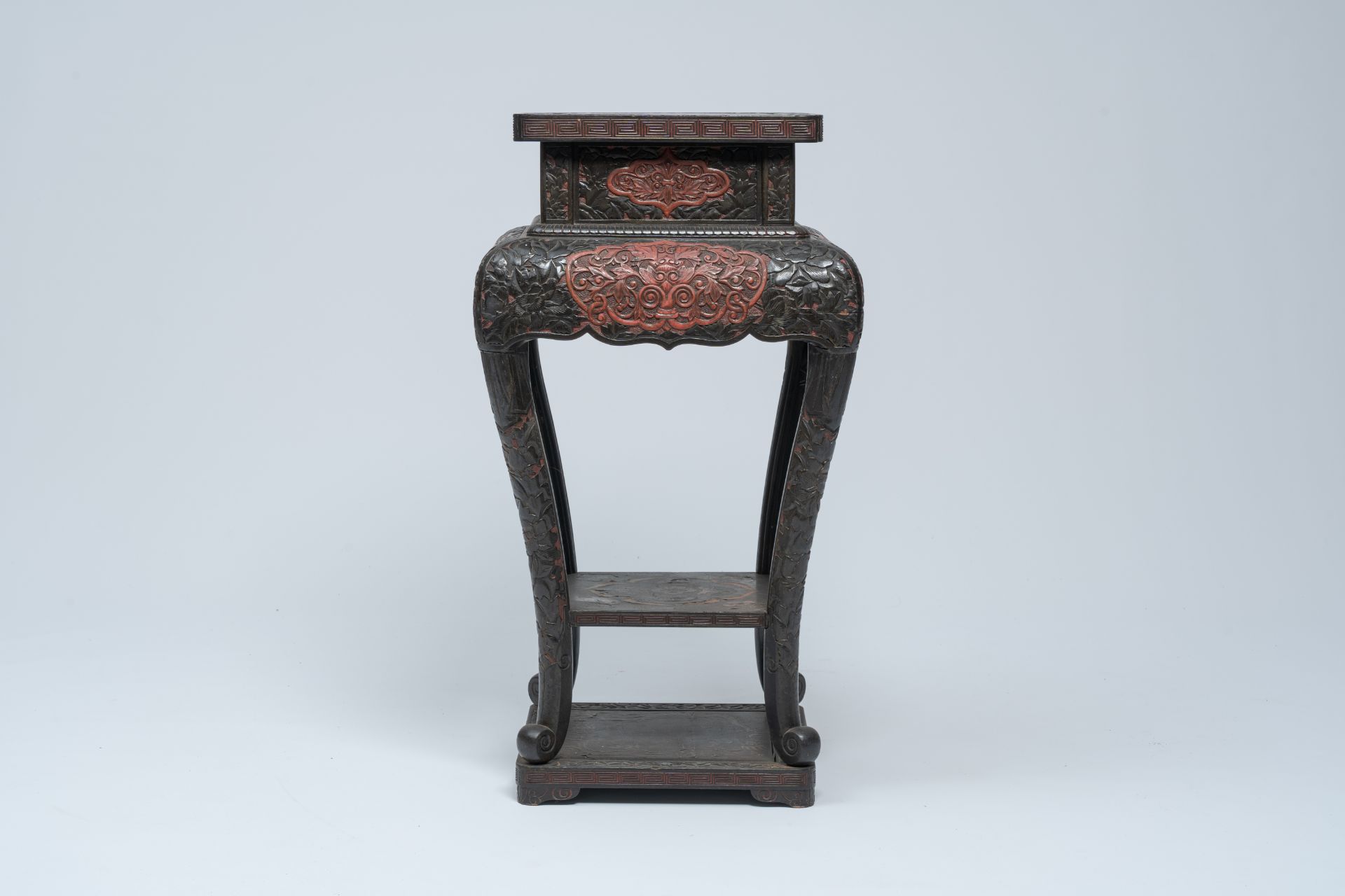 A Japanese red and black lacquered wood stand with floral design, Meiji, 19th/20th C. - Bild 3 aus 8