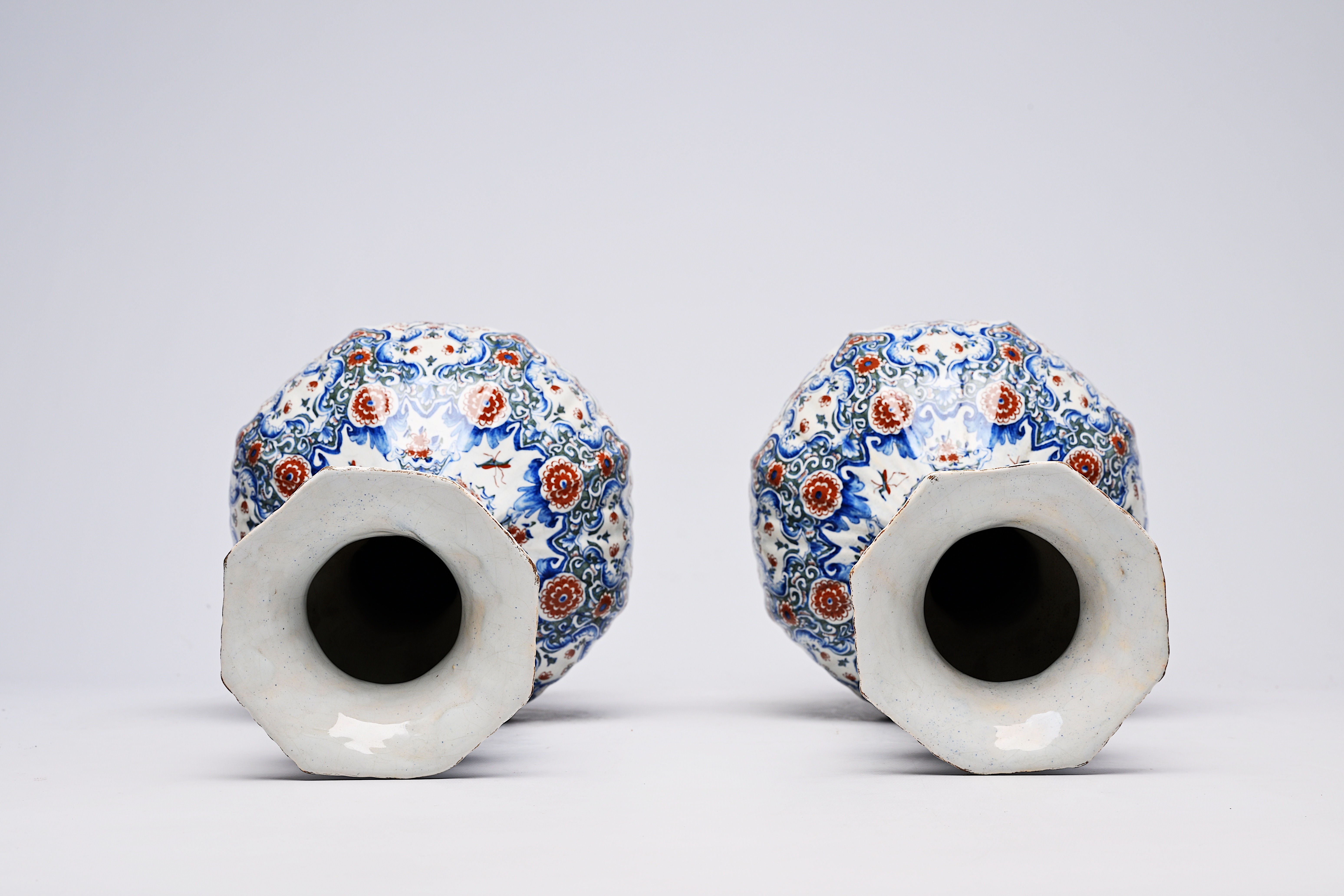 A pair of Dutch Delft cashmire palette vases with floral design, 19th C. - Bild 7 aus 11