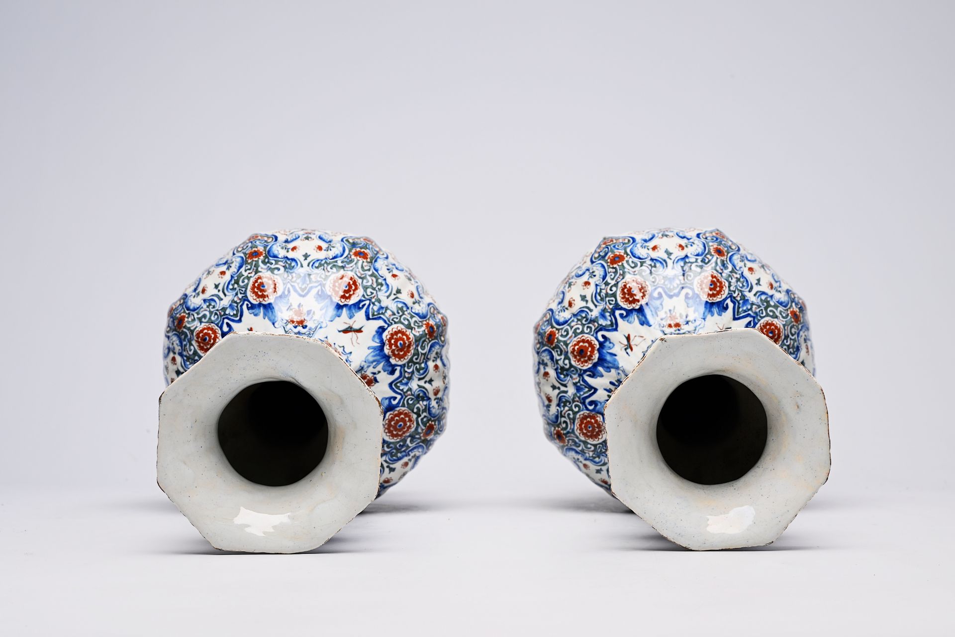A pair of Dutch Delft cashmire palette vases with floral design, 19th C. - Image 7 of 11