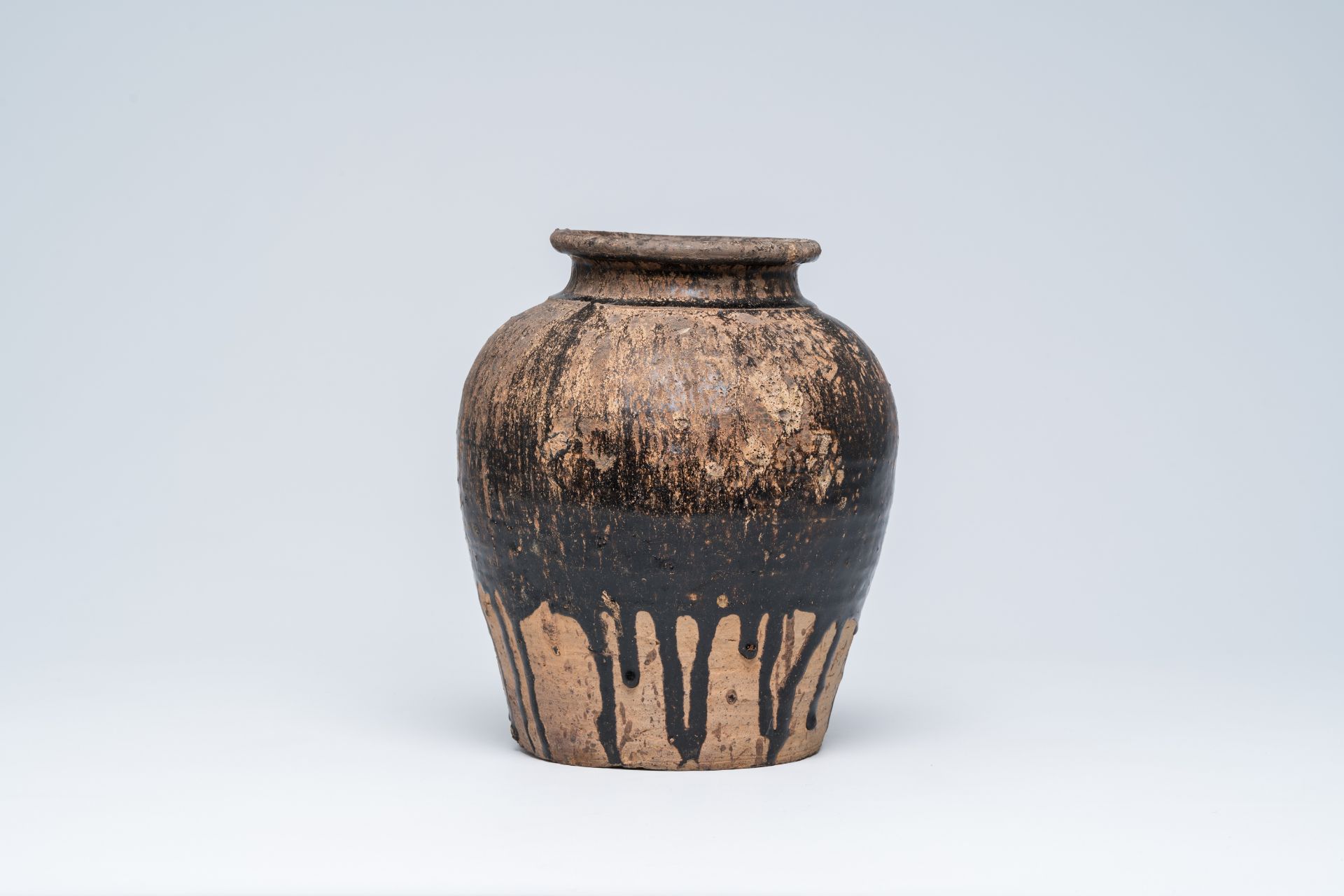 A Thai partly black glazed Sawankhalok vase, Sukhothai kilns, 14th/16th C. - Bild 2 aus 7