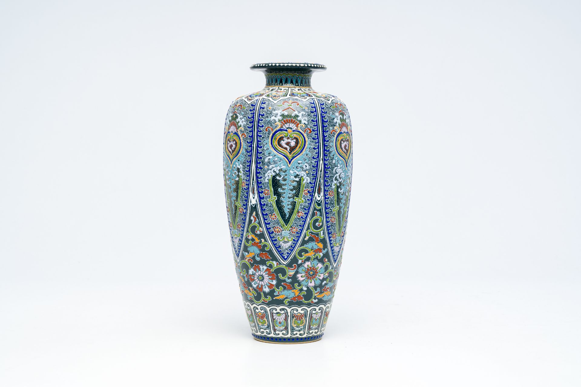 A Japanese pseudo cloisonne Satsuma vase with floral design, signed Tanzan, Meiji, 19th C. - Bild 2 aus 6