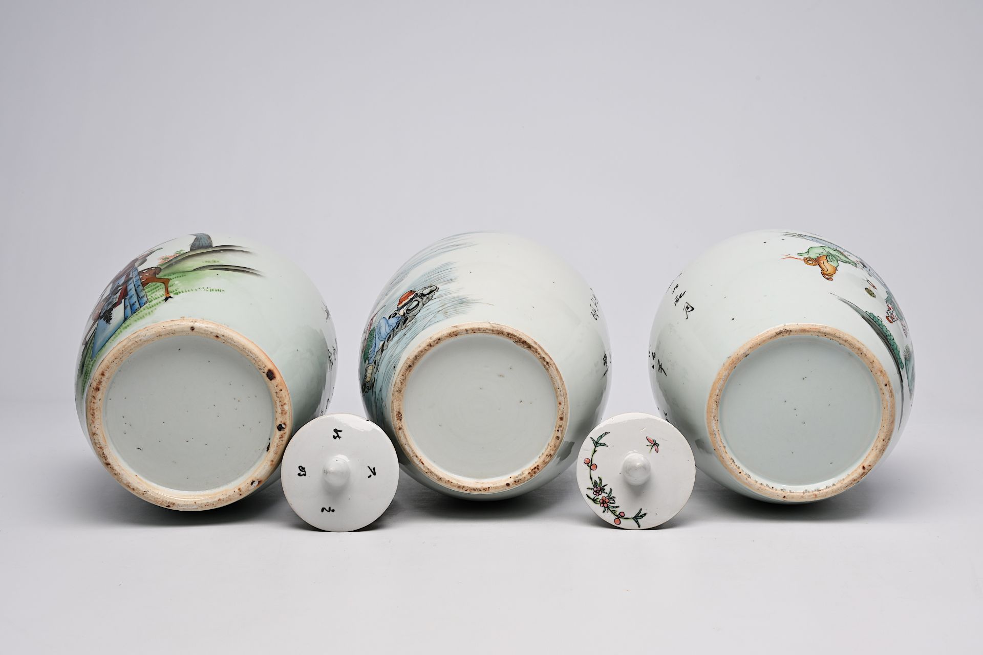 Six Chinese famille rose and qianjiang cai ginger jars with floral and figurative design, 19th/20th - Bild 13 aus 34