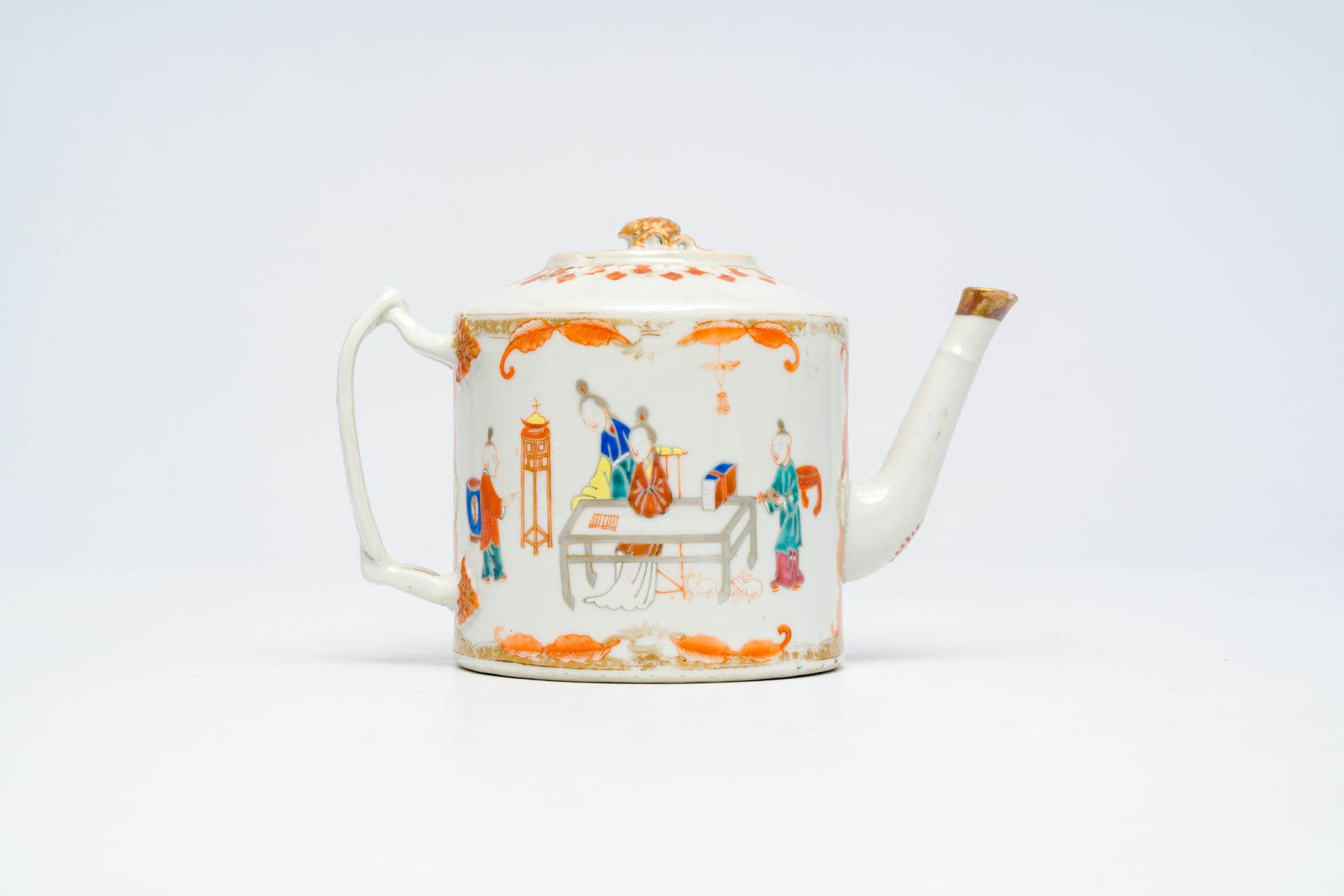 A Chinese famille rose 'mandarin subject' teapot and cover, Qianlong/Jiaqing - Bild 4 aus 7