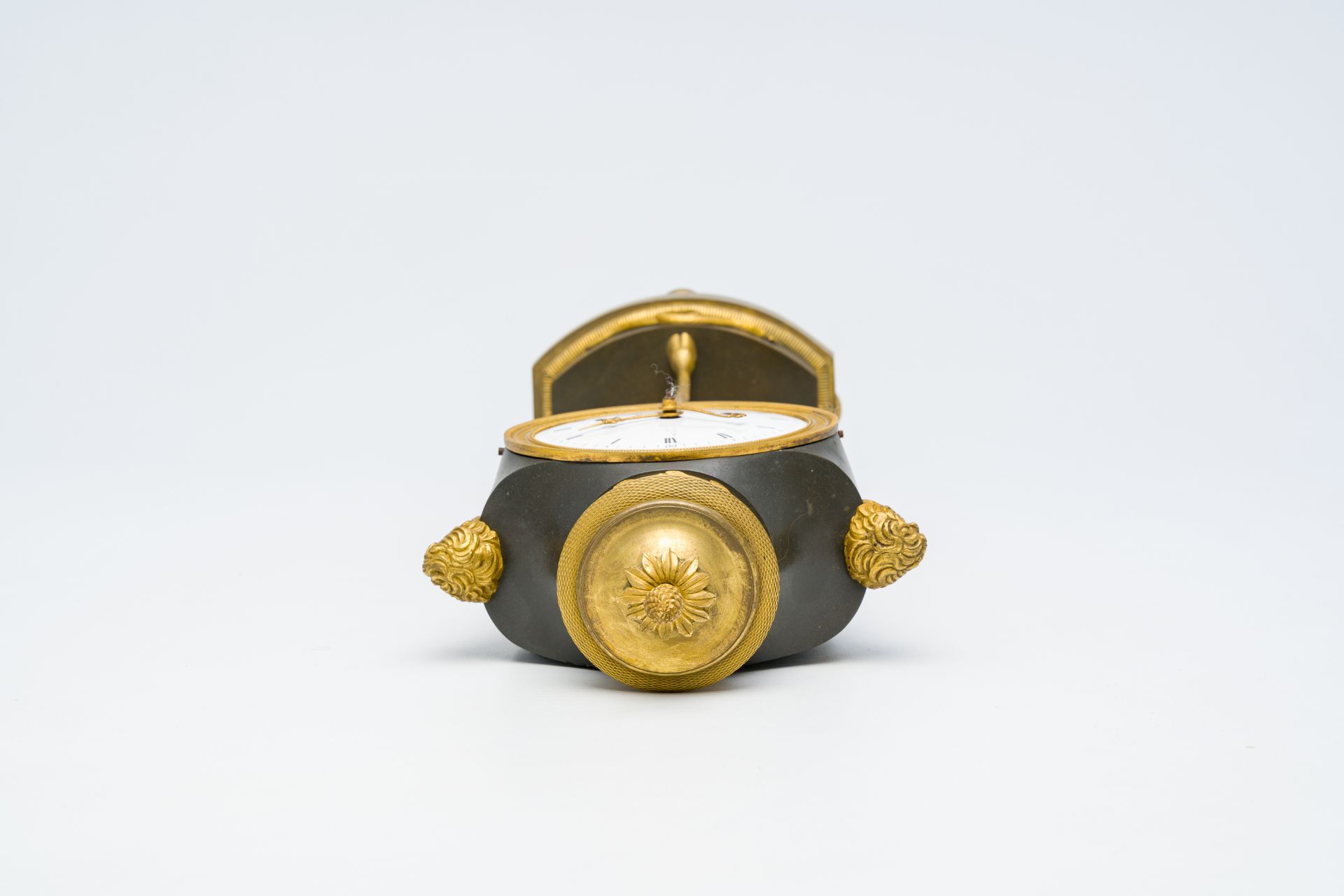An elegant French Neoclassical patinated and gilt bronze mantel clock with mascarons, 19th C. - Image 7 of 9