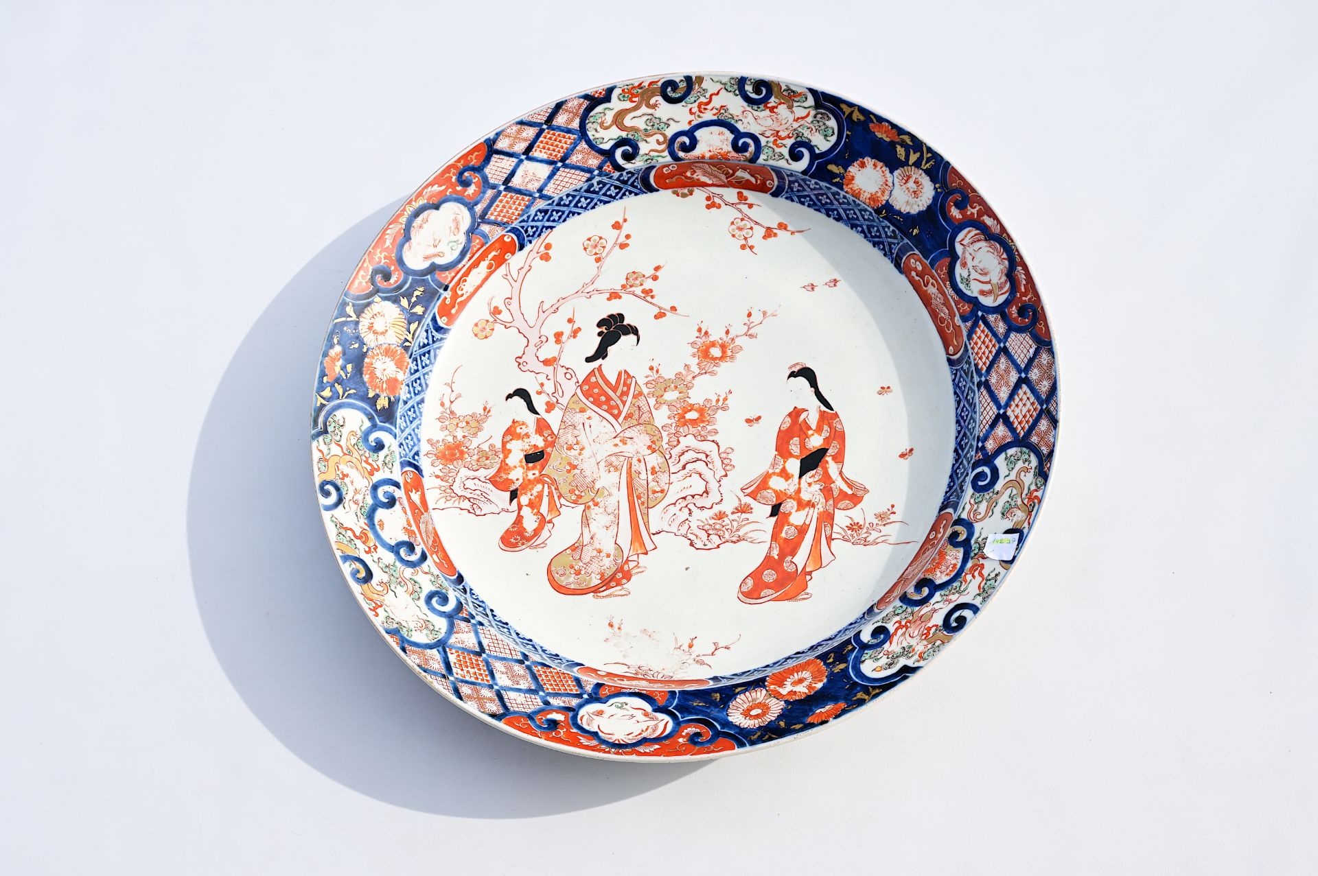 A large Japanese Imari dish with ladies in a garden, Meiji, 19th C. - Bild 3 aus 7