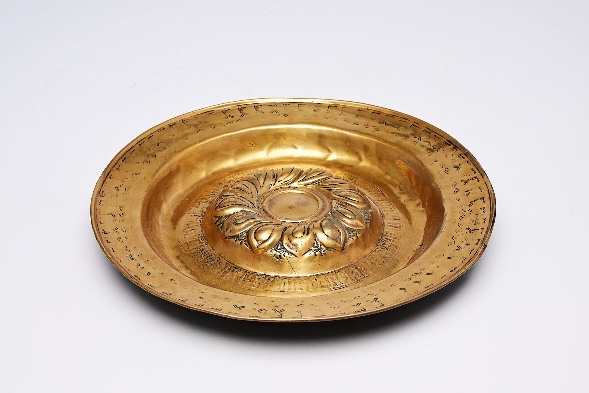 A large brass alms dish, probably Nuremberg, Germany, 16th/17th C. - Bild 3 aus 4