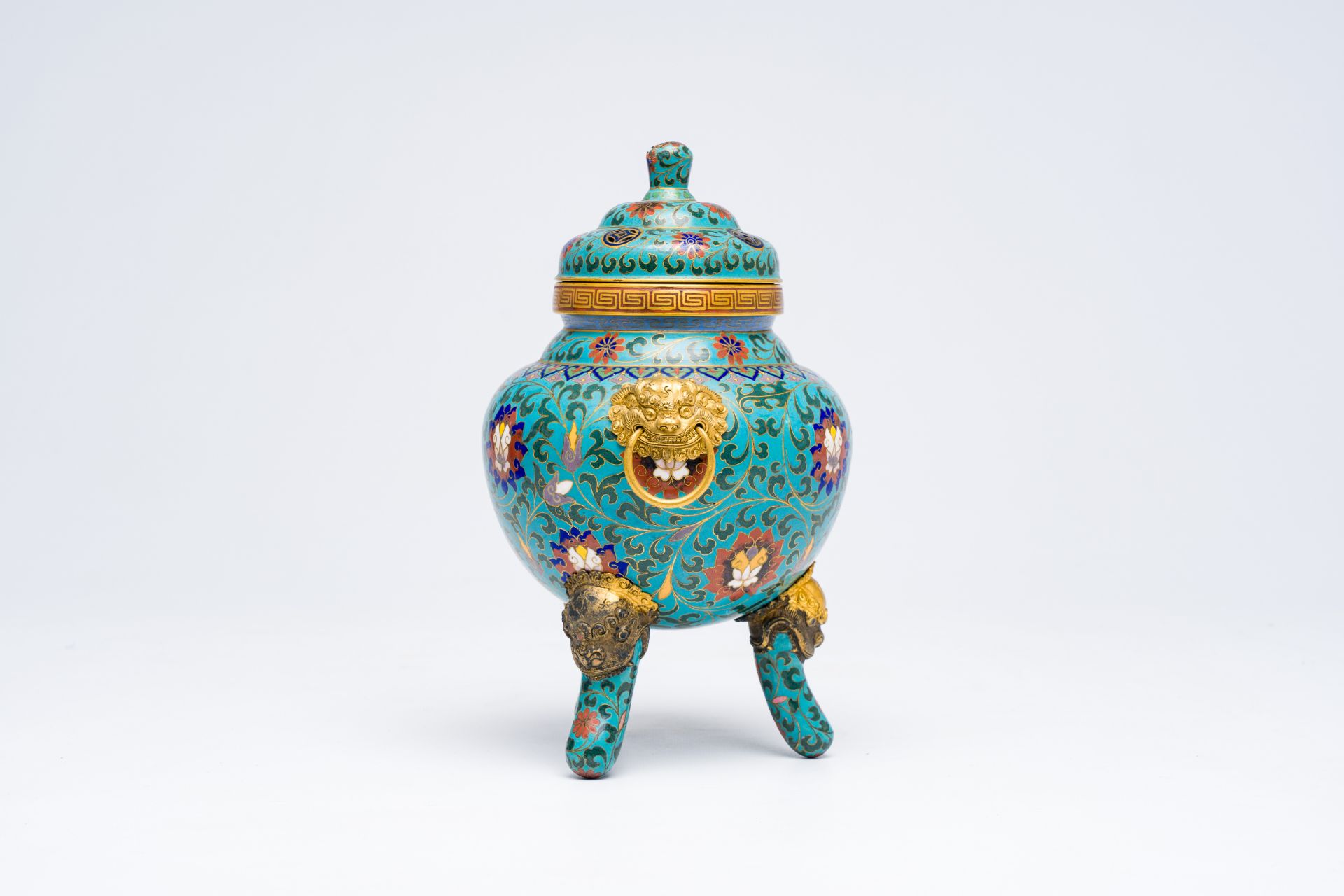 A Chinese cloisonne tripod censer with reticulated cover, 19th/20th C. - Image 4 of 6