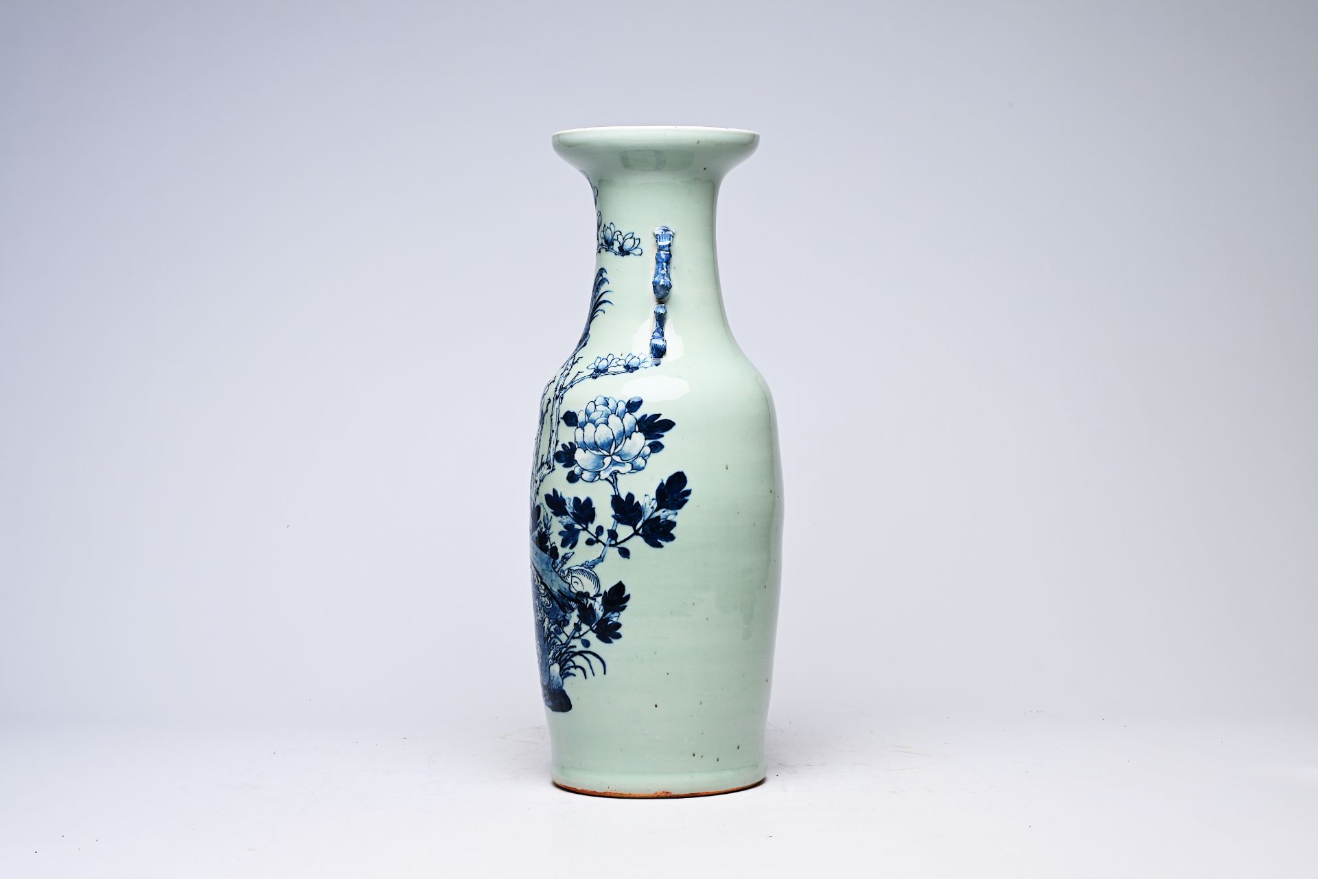 A Chinese blue and white celadon ground vase with birds among blossoming branches, 19th C. - Bild 2 aus 8