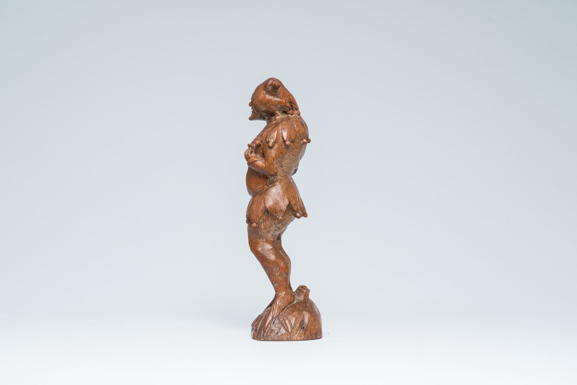 H. Morice (?): A jester, carved oak figure, France, 19th C. - Bild 3 aus 9