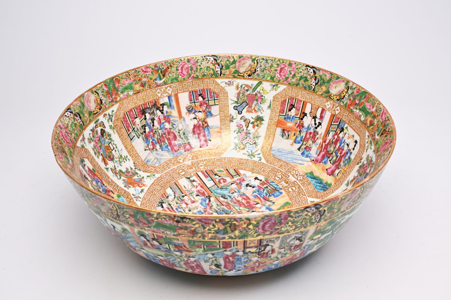 A large Chinese Canton famille rose bowl with floral design and palace scenes, 19th C. - Bild 2 aus 9