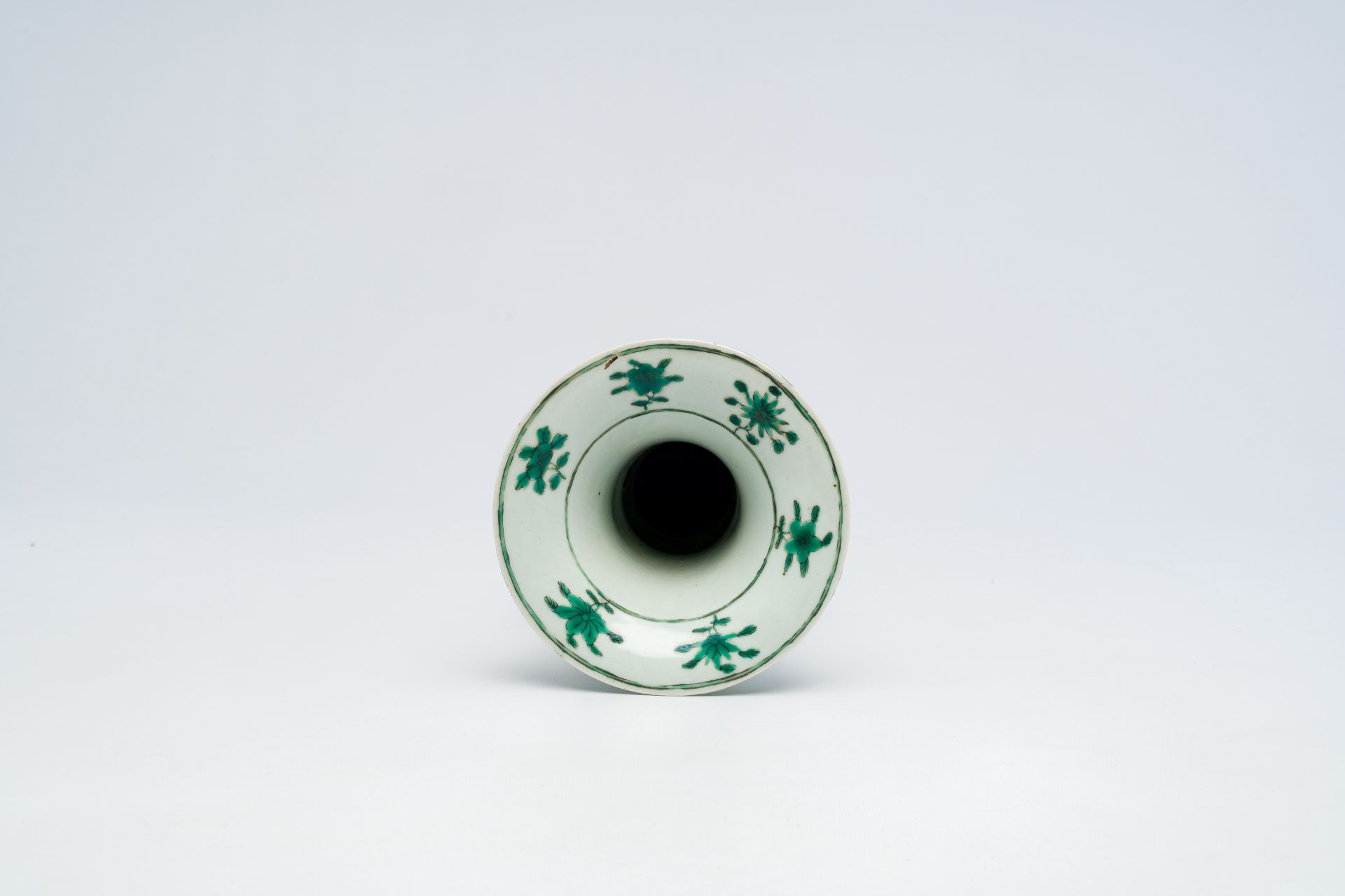 A Chinese famille verte 'zun' vase, 19th C. - Image 5 of 6