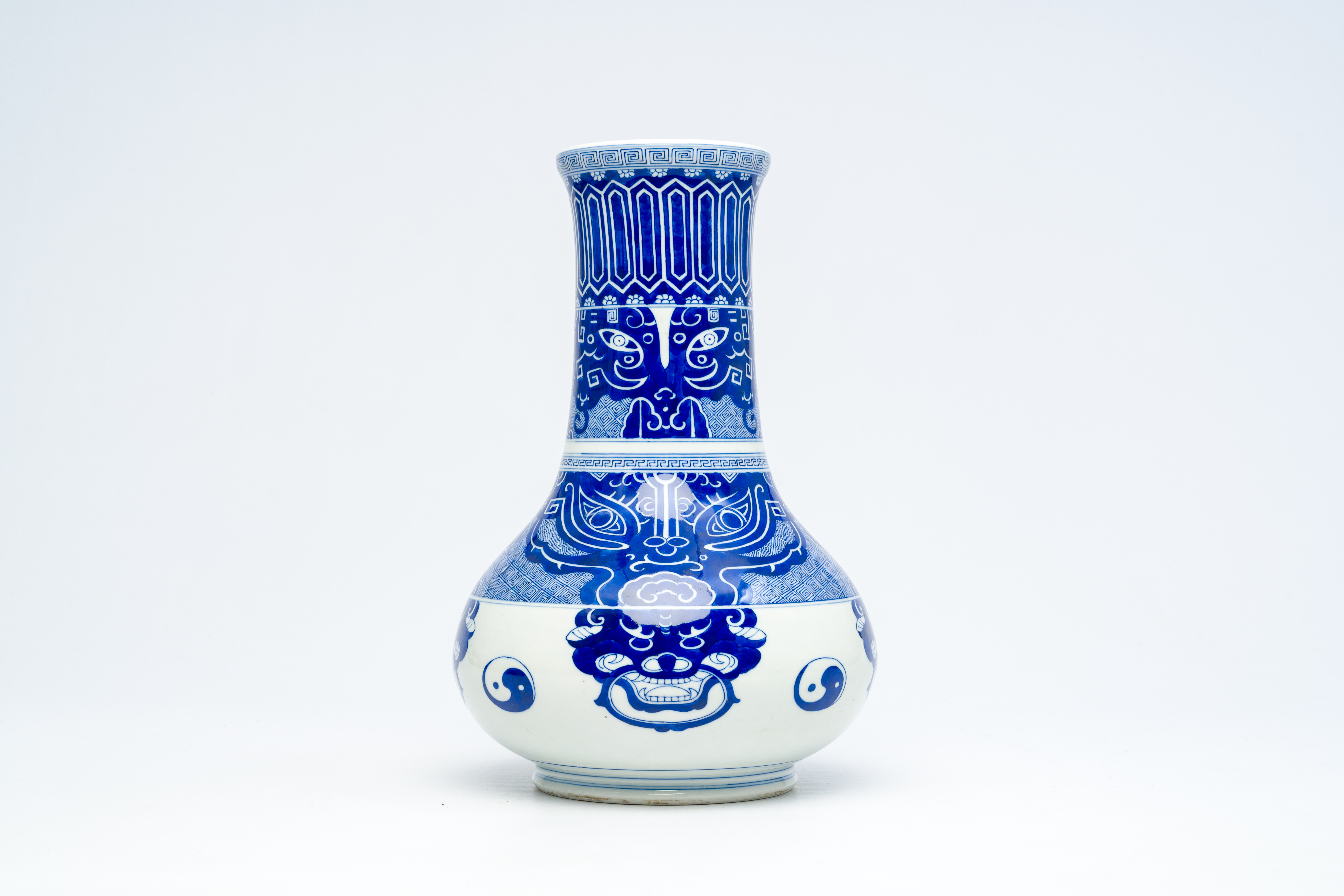 A Chinese peer-shaped blue and white 'taotie masks' vase, 20th C. - Image 3 of 6