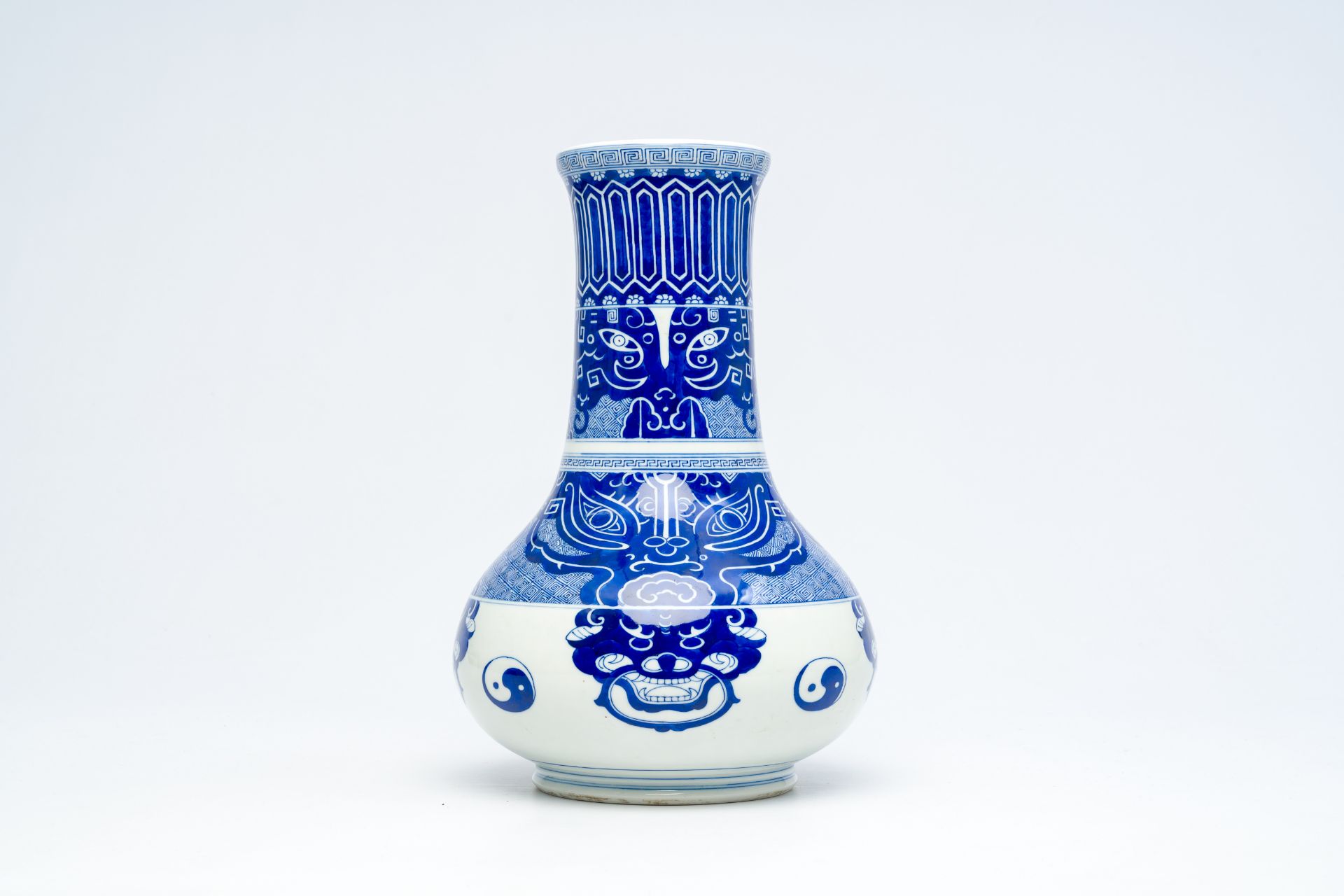 A Chinese peer-shaped blue and white 'taotie masks' vase, 20th C. - Image 3 of 6