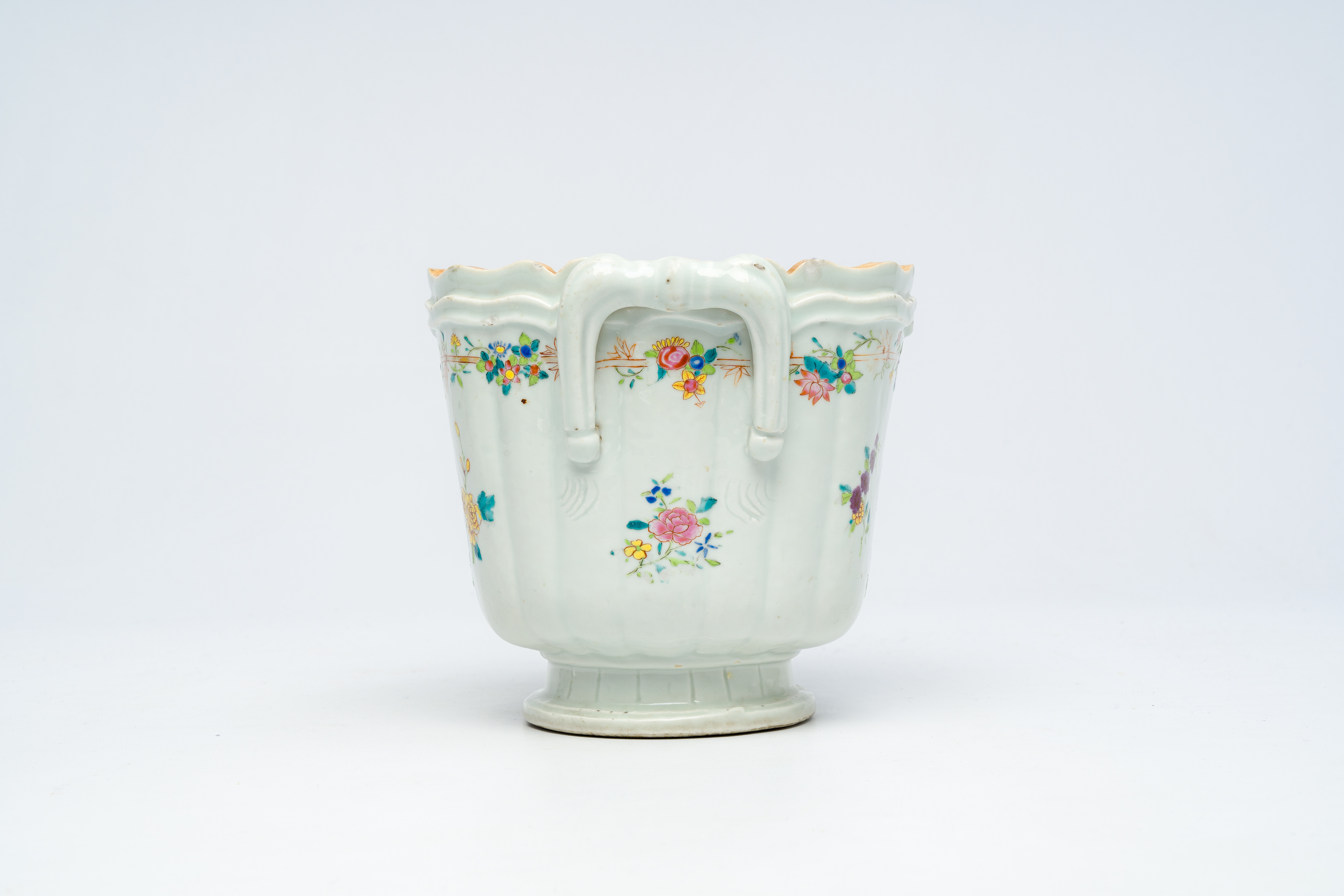 A Chinese famille rose armorial wine cooler for the English market, Qianlong - Image 3 of 7