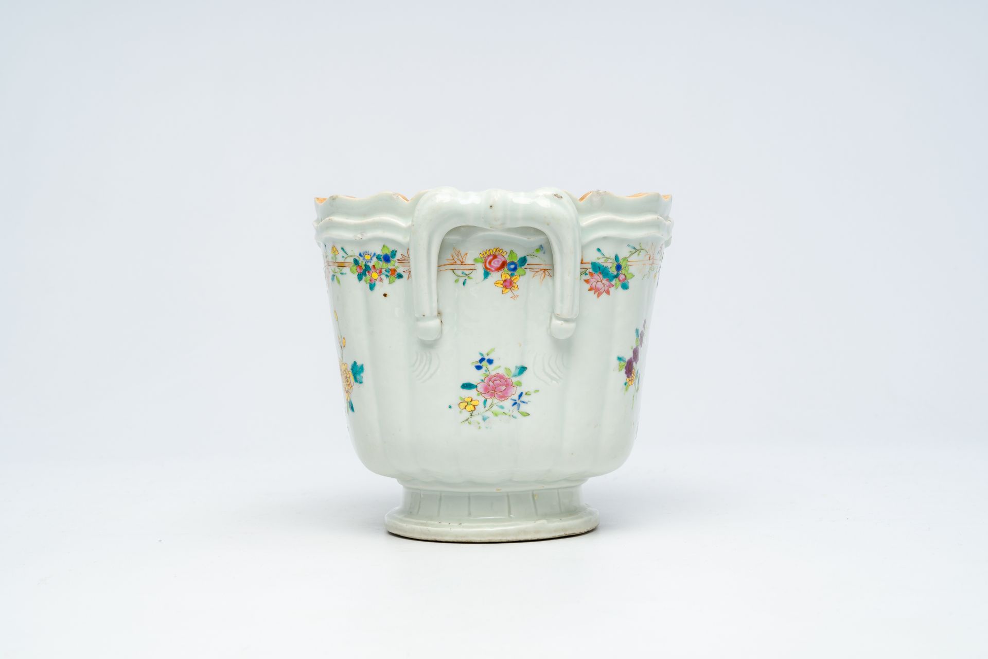 A Chinese famille rose armorial wine cooler for the English market, Qianlong - Image 3 of 7