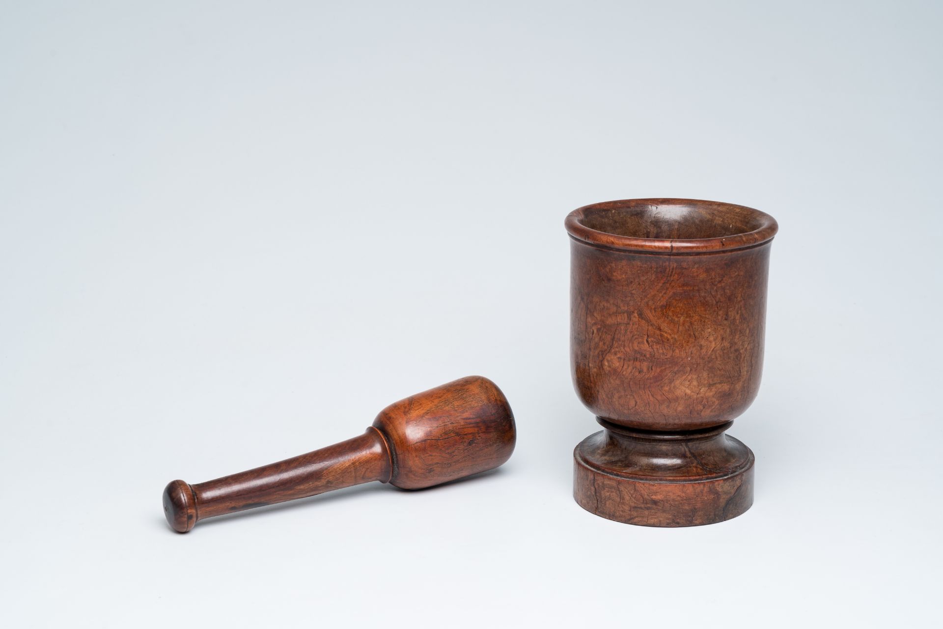 An English turned burl wood 'Queen Anne' mortar and pestle, 18th C. - Bild 2 aus 11