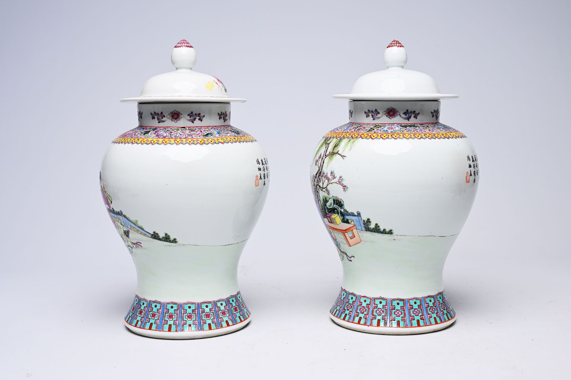 A pair of Chinese famille rose vases and covers with ladies on a terrace, Qianlong mark, Republic, 2 - Bild 3 aus 16