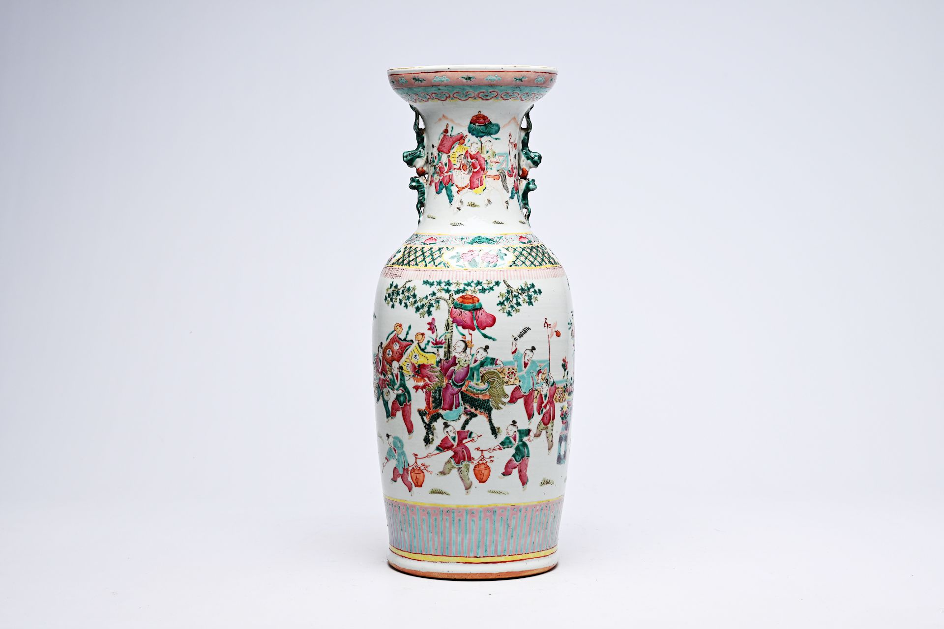 A Chinese famille rose vase with the qilin Song Zi and figures in a landscape, 19th C. - Bild 6 aus 16