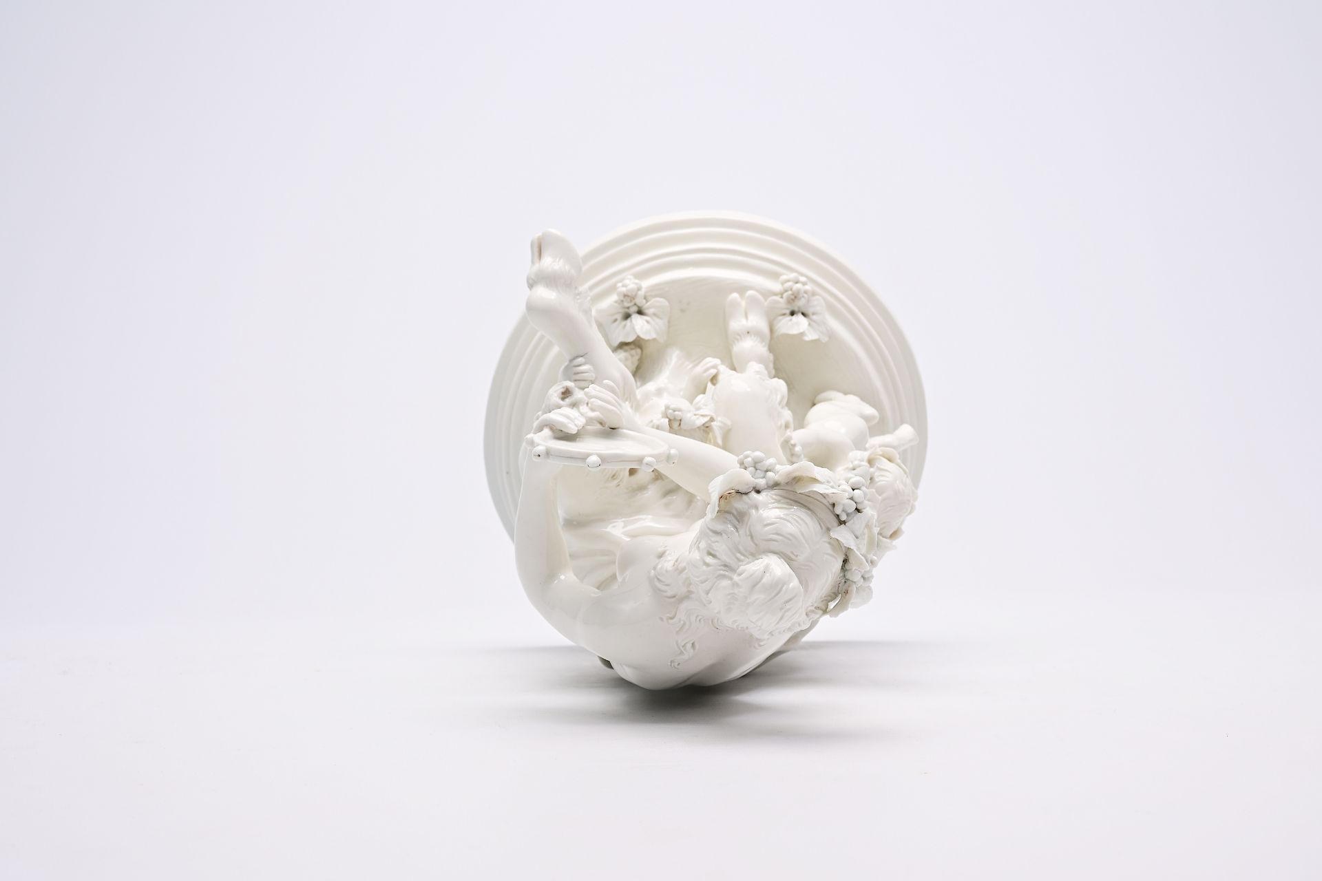 Clodion (1738-1814, after): An Italian playful porcelain group with music-making and dancing satyrs, - Bild 14 aus 14