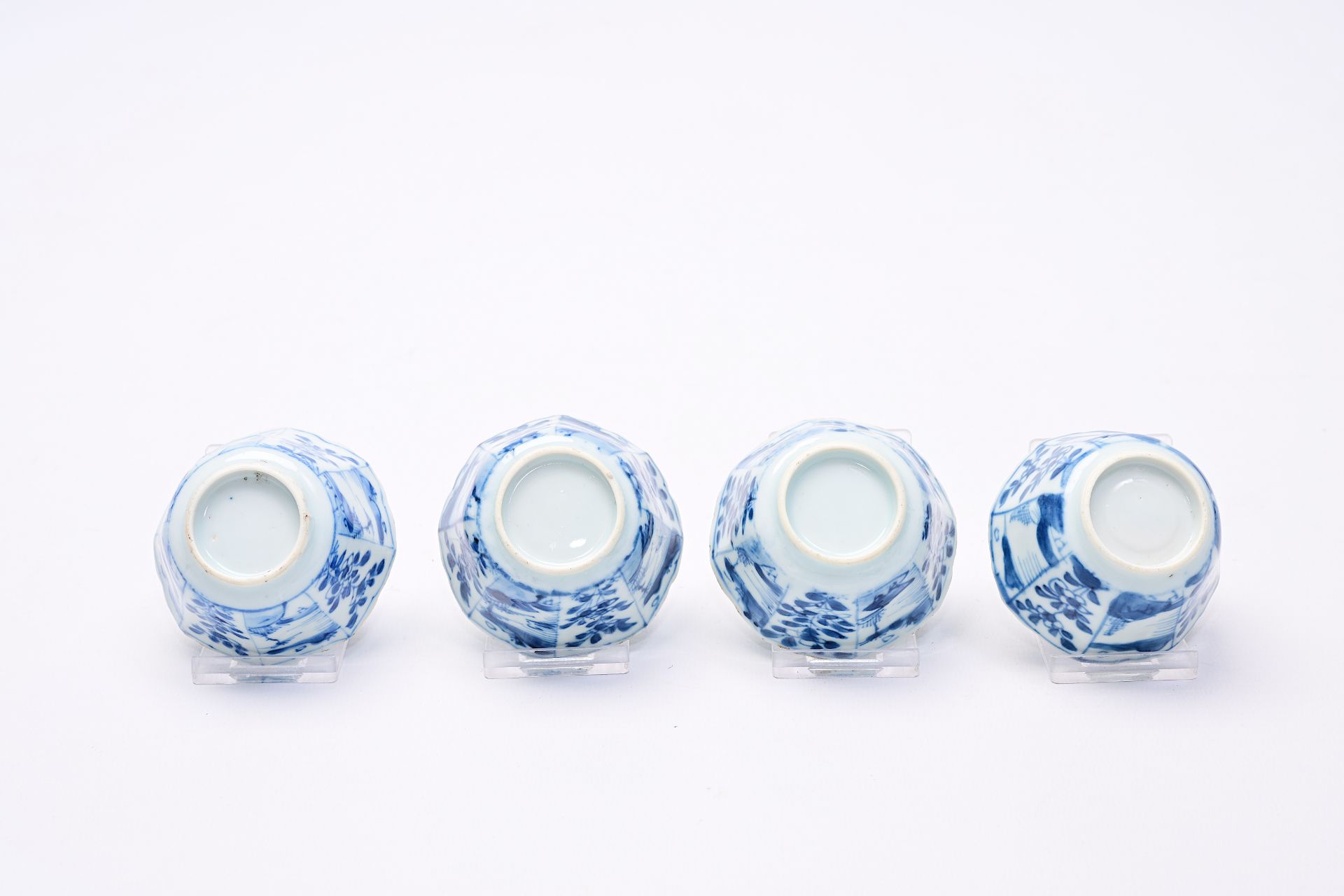 Four Chinese blue and white cups and saucers with floral design and landscapes, Kangxi - Bild 7 aus 12
