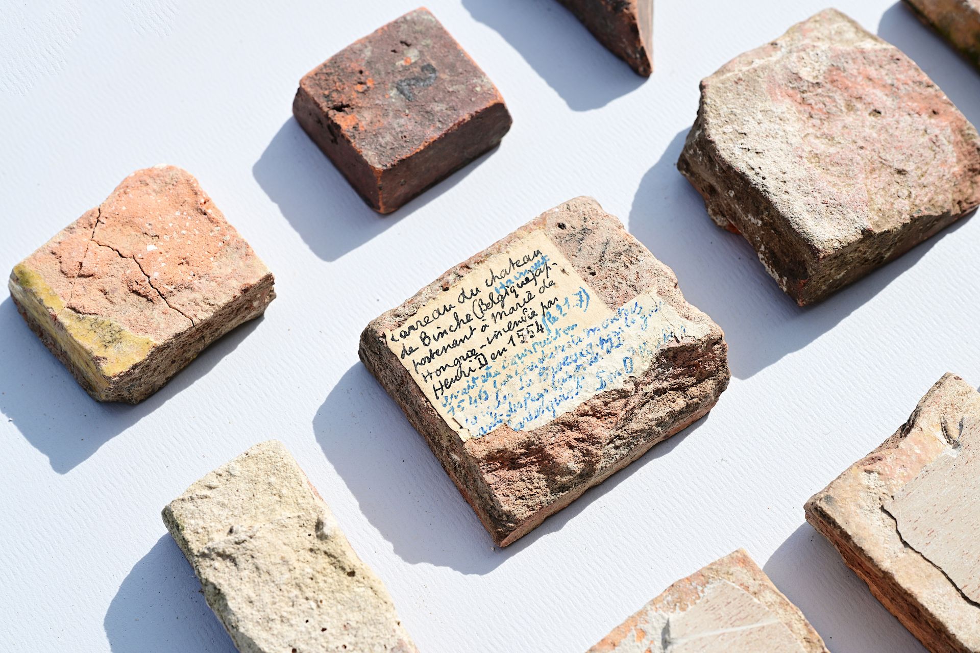 A varied collection of medieval tile fragments, 12th/16th C. - Bild 4 aus 4