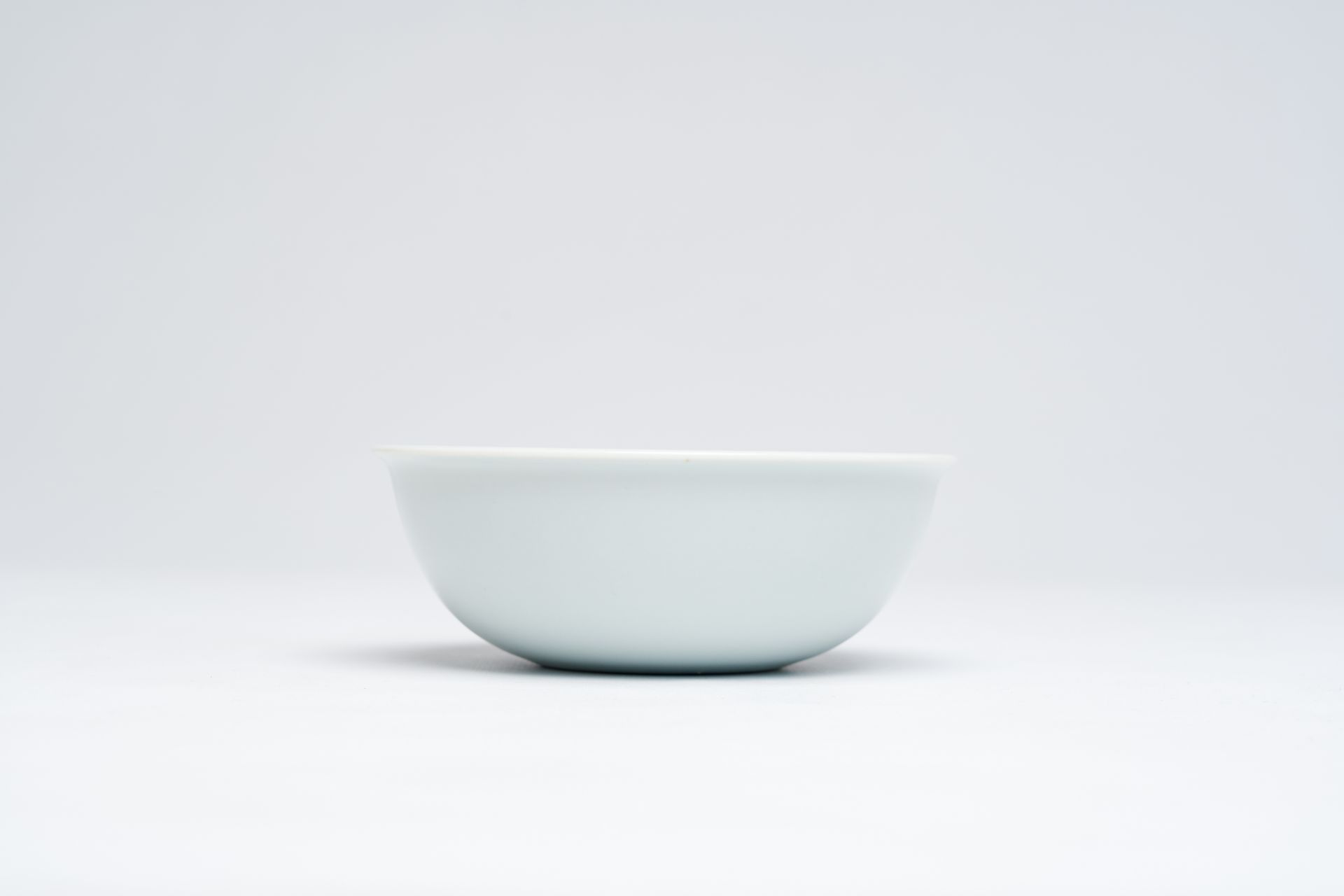 A Chinese blue and white 'dragon' bowl, Wanli mark but probably later - Bild 5 aus 8